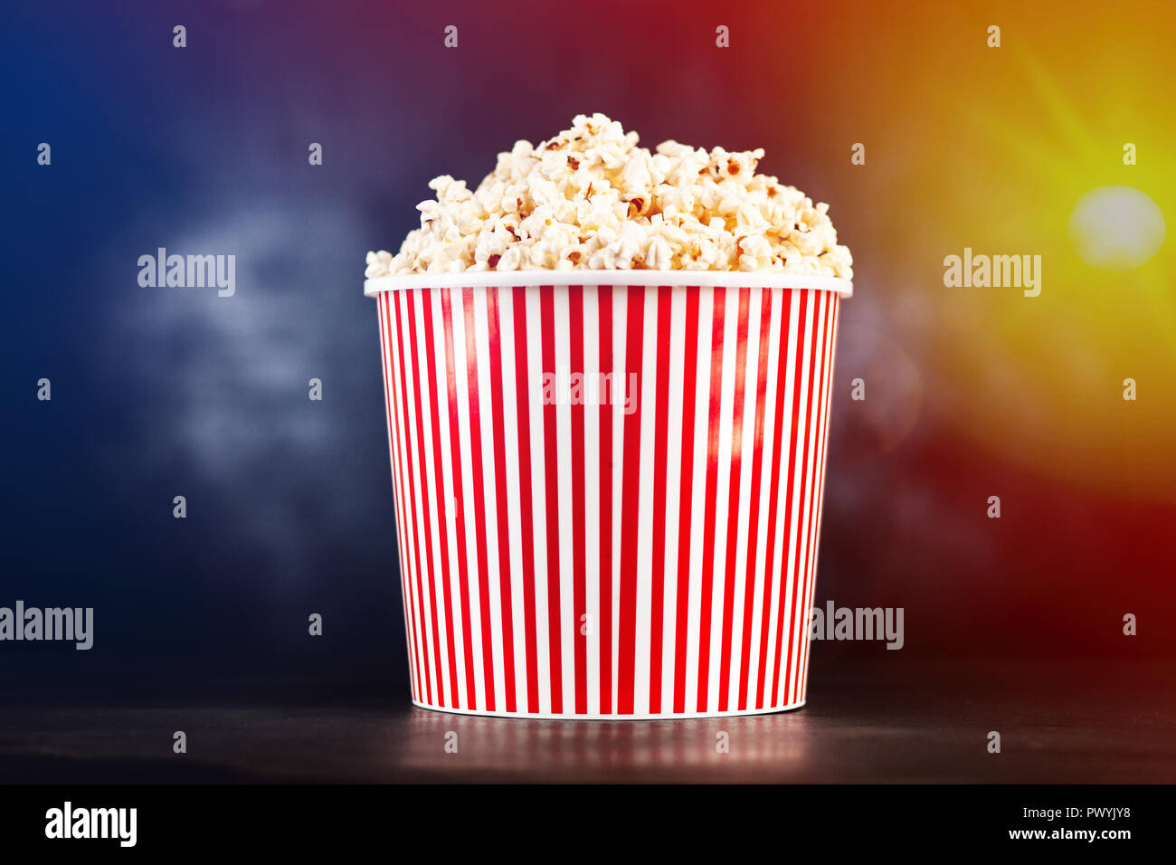 Volle Popcornwanne Stockfoto
