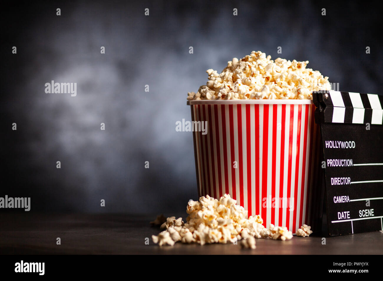 Volle Popcornwanne Stockfoto