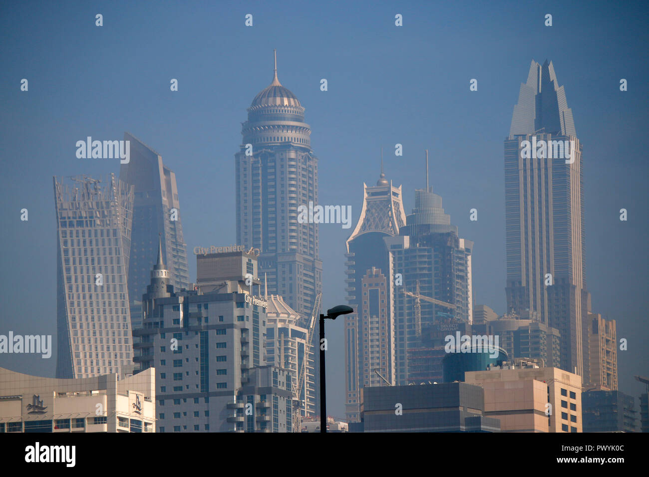 Impressionen: Blick auf die Skyline von 'Marina Stadt', Cayan Tower, Hochhaeuser, Dubai (nur fuer redaktionelle Verwendung. Keine Werbung. Referenzdate Stockfoto