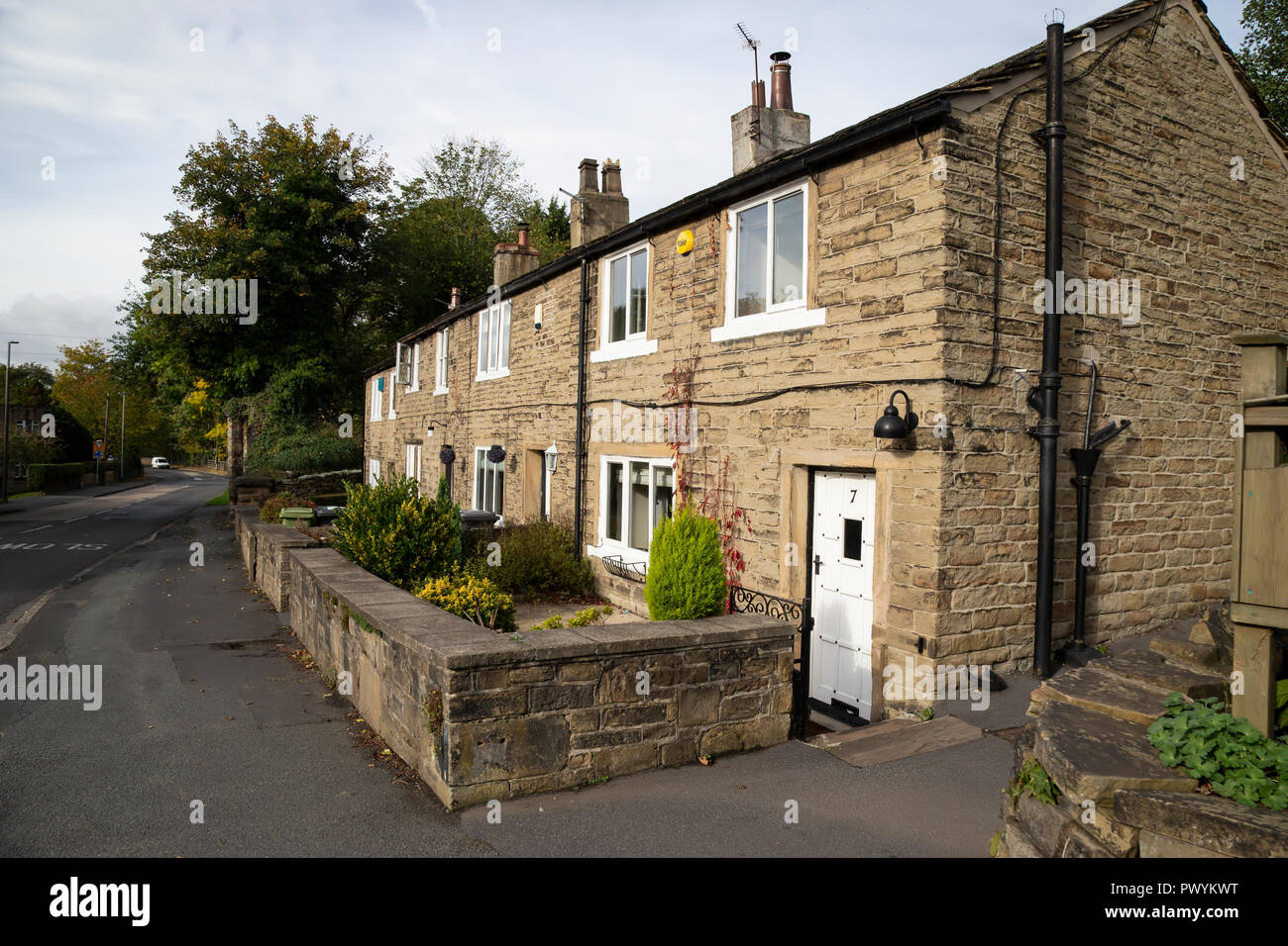Reihenhaus Cottages in Yorkshire, die in einem traditionellen Stil und in einem abgelegenen Dorf im Kirkheaton, Huddersfield, West Yorkshire GROSSBRITANNIEN Stockfoto