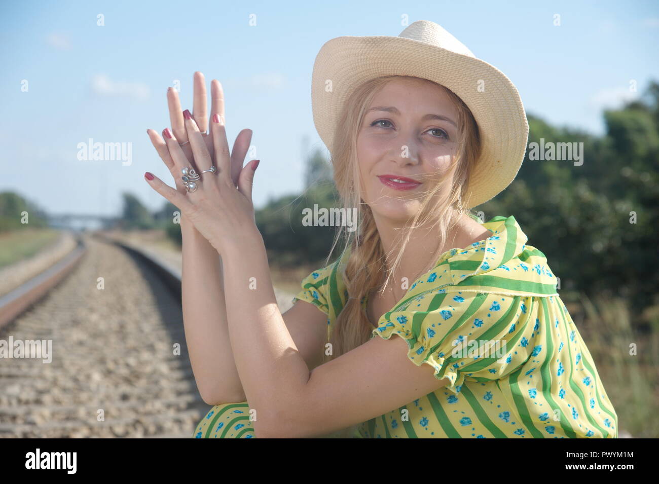 Eine erstaunliche junge blonde Dame warten, Lokomotive, versuchen Sie stoppen Zug Stockfoto