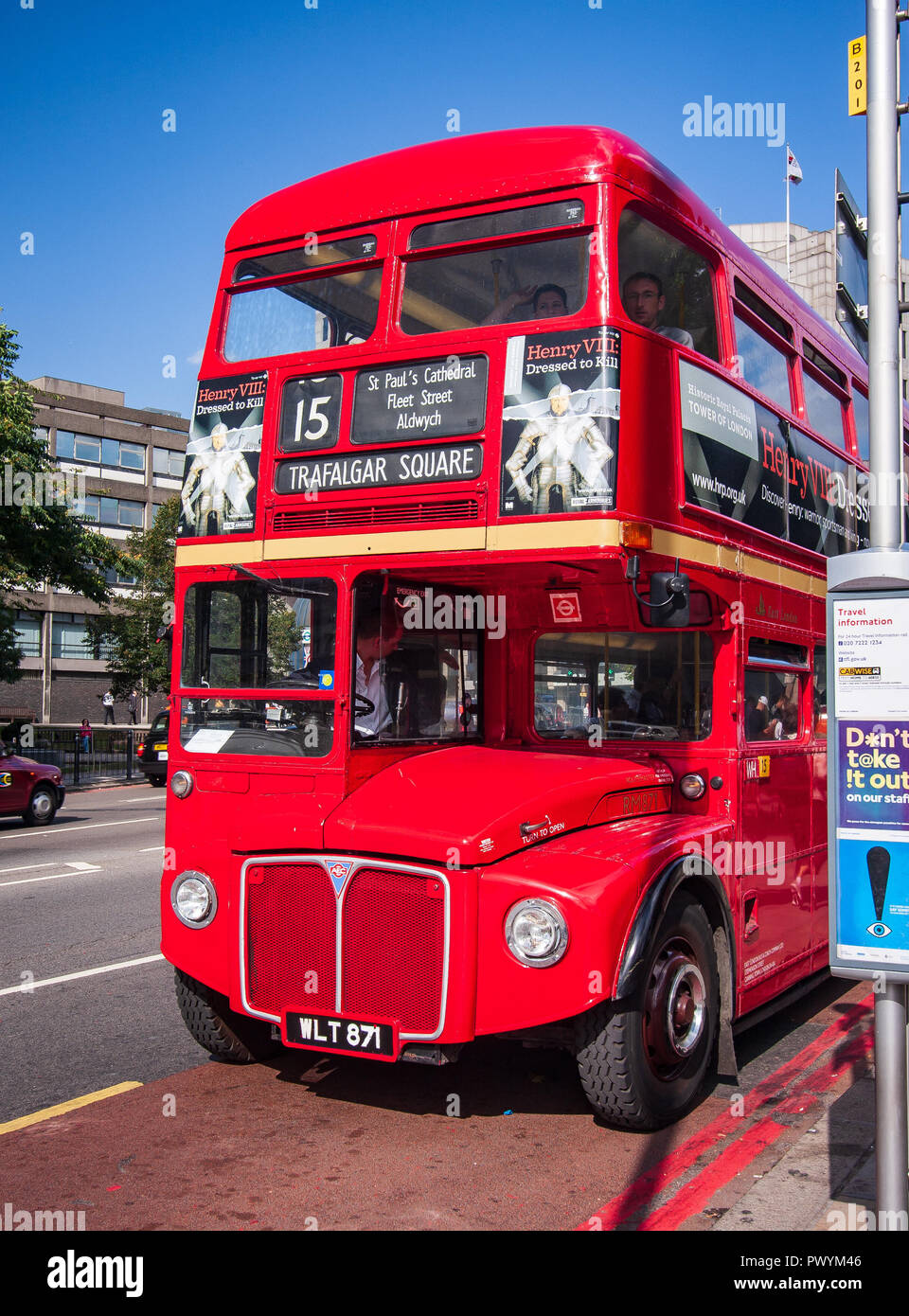 Route 15 Routemaster Bus an der Haltestelle, der Londoner City Stockfoto