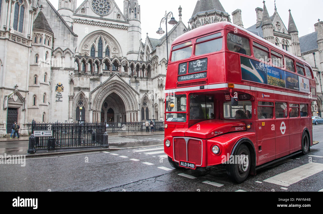 Route 15 Routemaster Bus außerhalb der Royal Courts of Justice in London Stockfoto