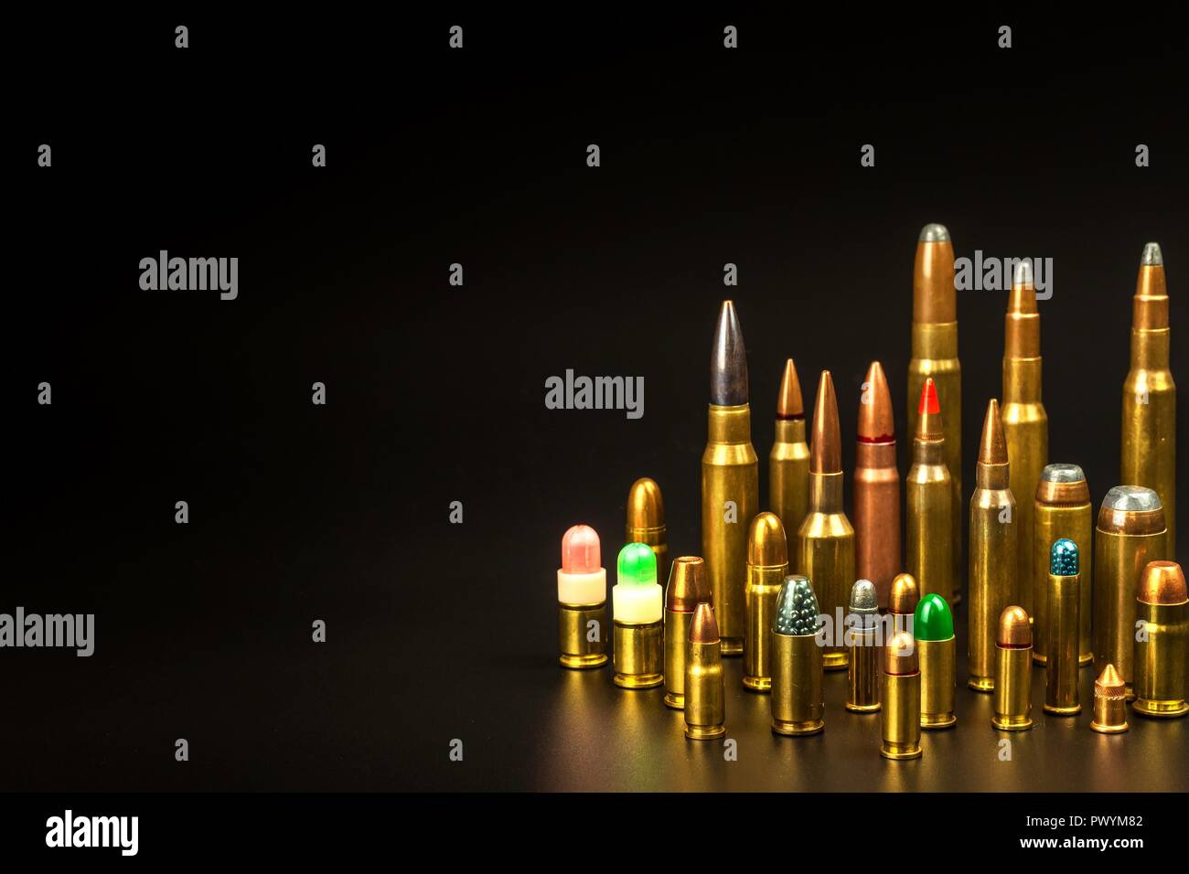 Mittelalterliche Ritter und moderne Munition. Verschiedene Arten von Munition auf schwarzem Hintergrund. Verkauf von Waffen und Munition. Das Recht, eine Waffe zu halten Stockfoto