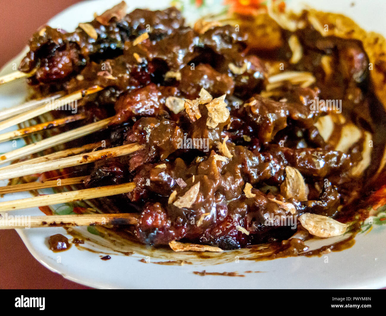 Chicken Satay in Erdnuss-sauce erstickt, Bali, Indonesien Stockfoto