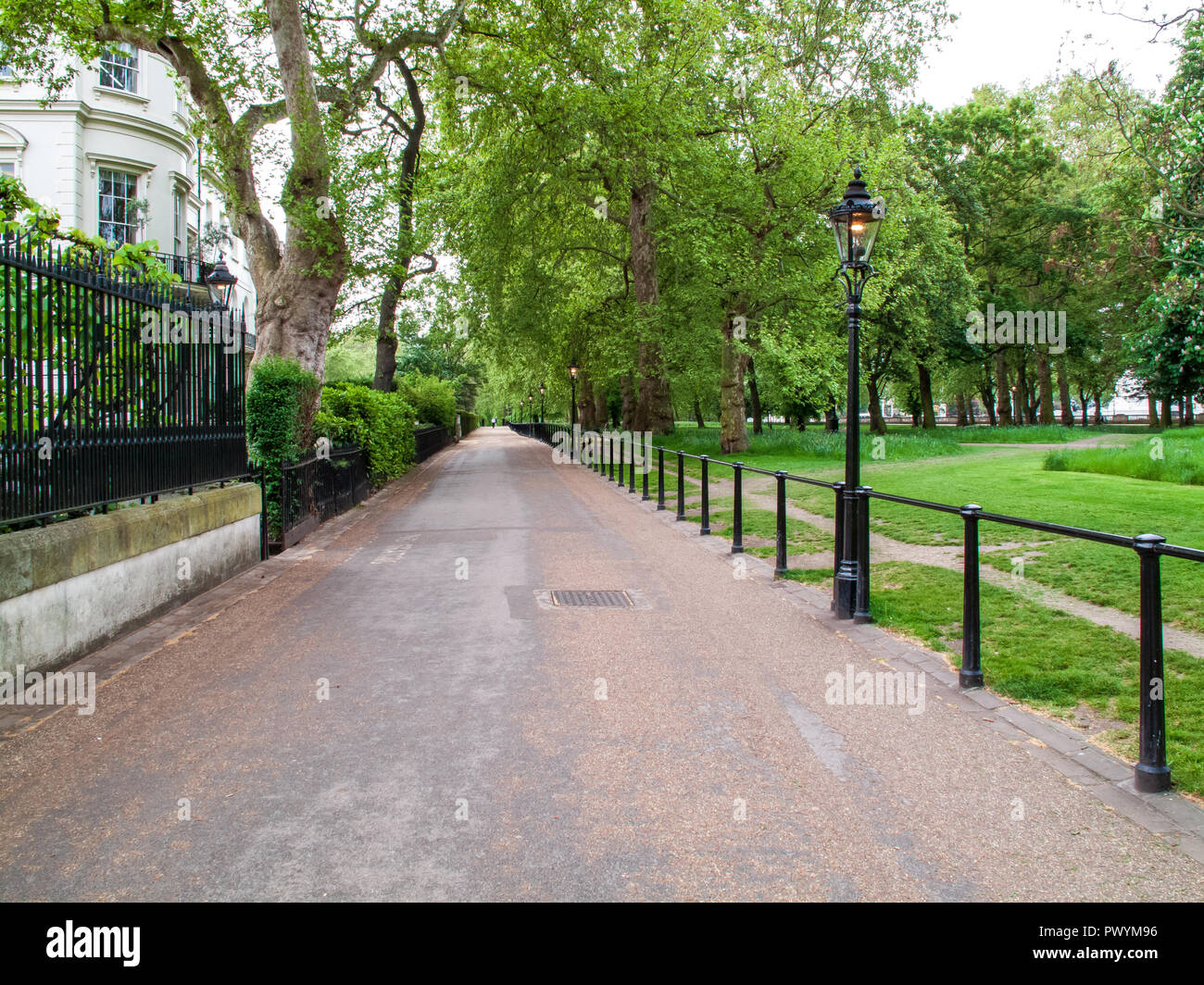 Fußweg durch den Green Park London Stockfoto