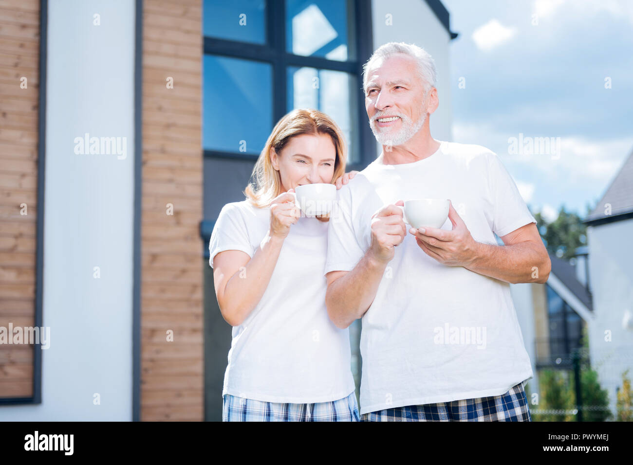 Blauäugige Frau lehnte sich auf der Schulter der ihrem stattlichen Mann am Morgen Stockfoto