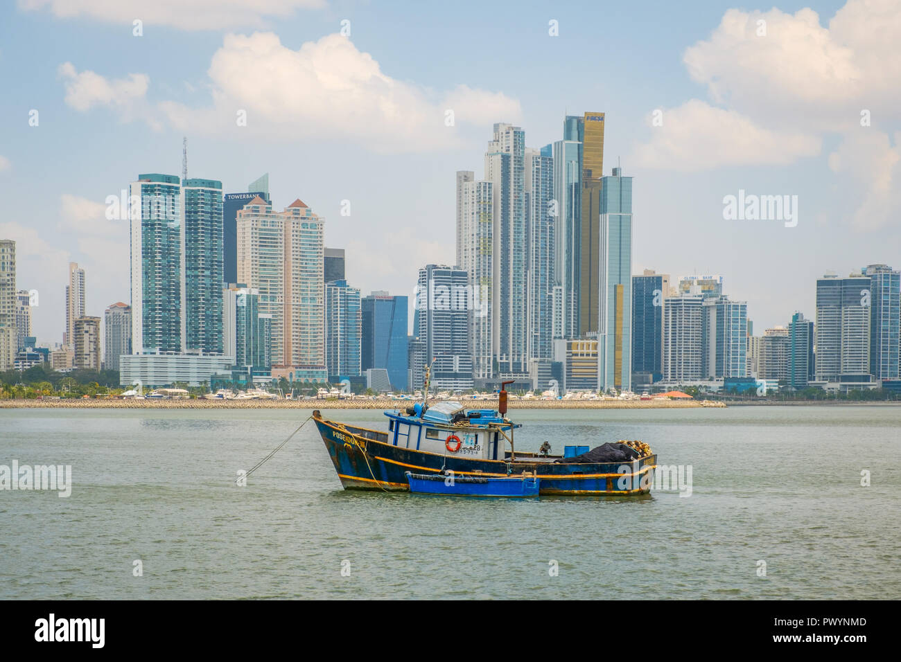 Panama City, Panama - März 2018: alte Fischerboote vor der moderne Wolkenkratzer Skyline der Stadt in Panama City Stockfoto