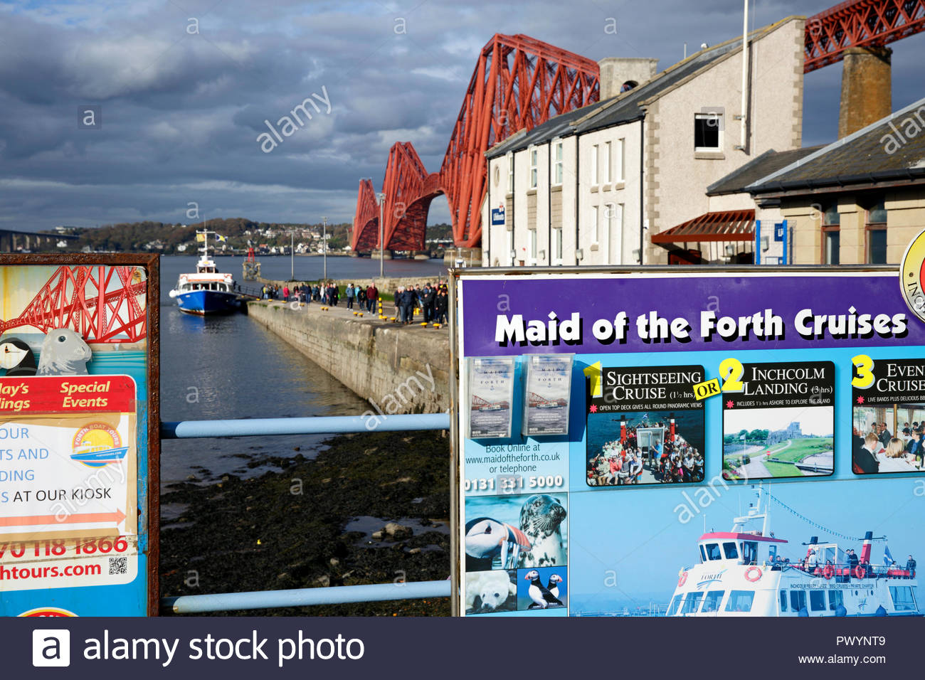 Touristen Schlange die Vierte Belle Bootstour auf dem Firth-of-Forth und Inseln in South Queensferry, Schottland zu verbinden Stockfoto