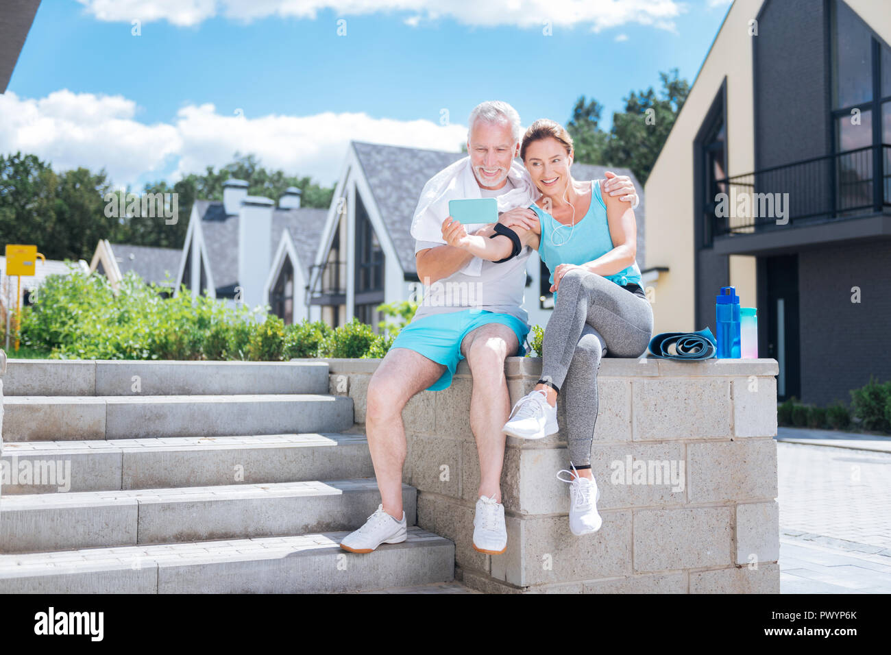 Gesund athletische Paar tragen weiße bequeme Turnschuhe, selfie Stockfoto