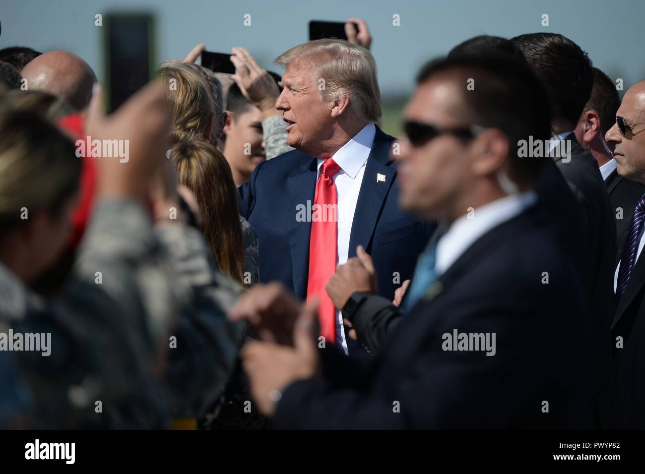 Us-Präsident Donald Trump schüttelt Hände mit Anhänger bei der Ankunft an der North Dakota Air National Guard Base September 7, 2018 in Fargo, North Dakota. Stockfoto