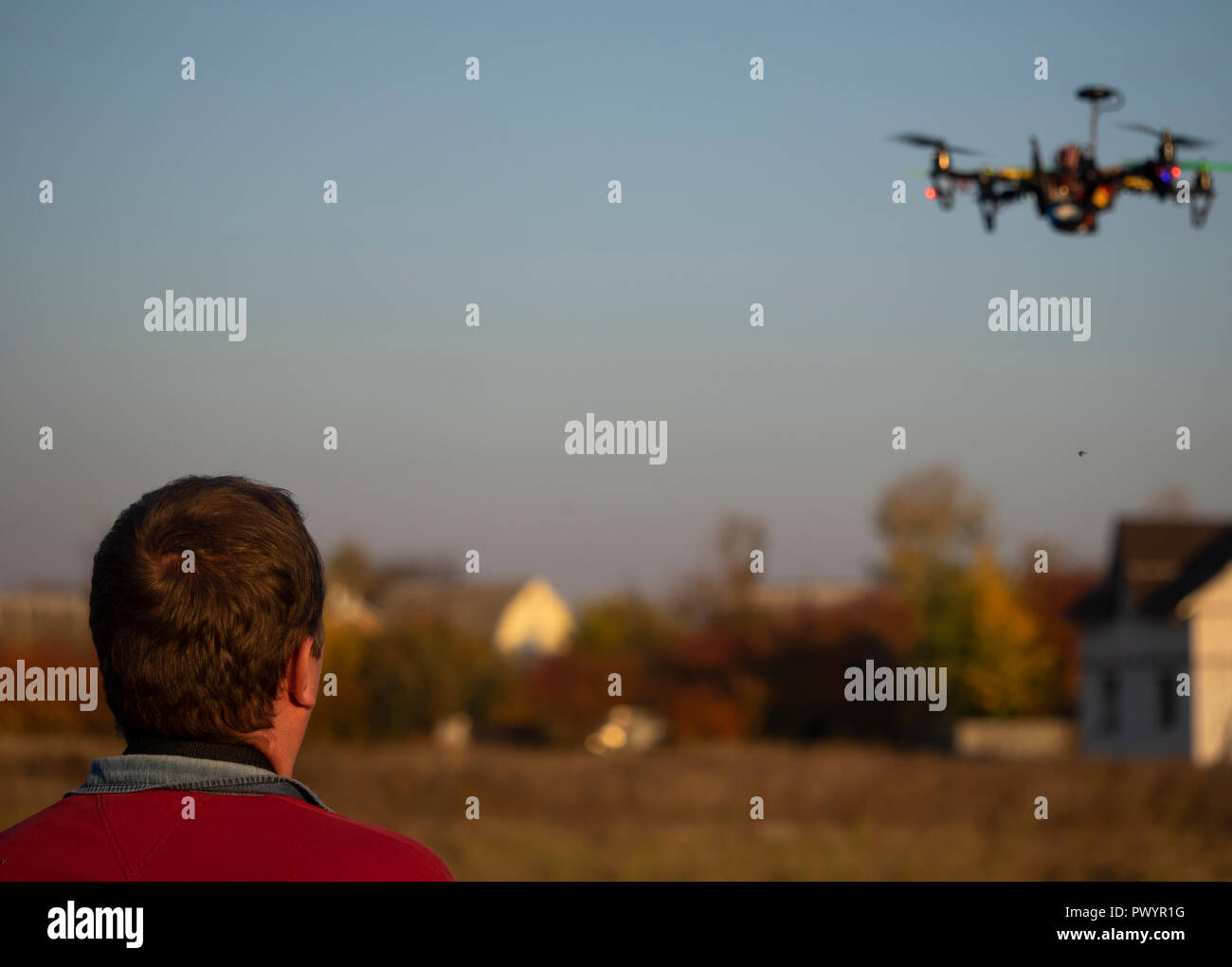 Mann Betrieb einer Drohne mit Fernbedienung. Stockfoto