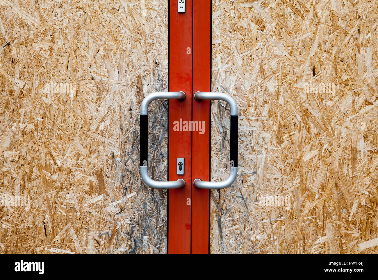 Vordere Tür mit einer Spanplatte gesichert, Deutschland Stockfoto