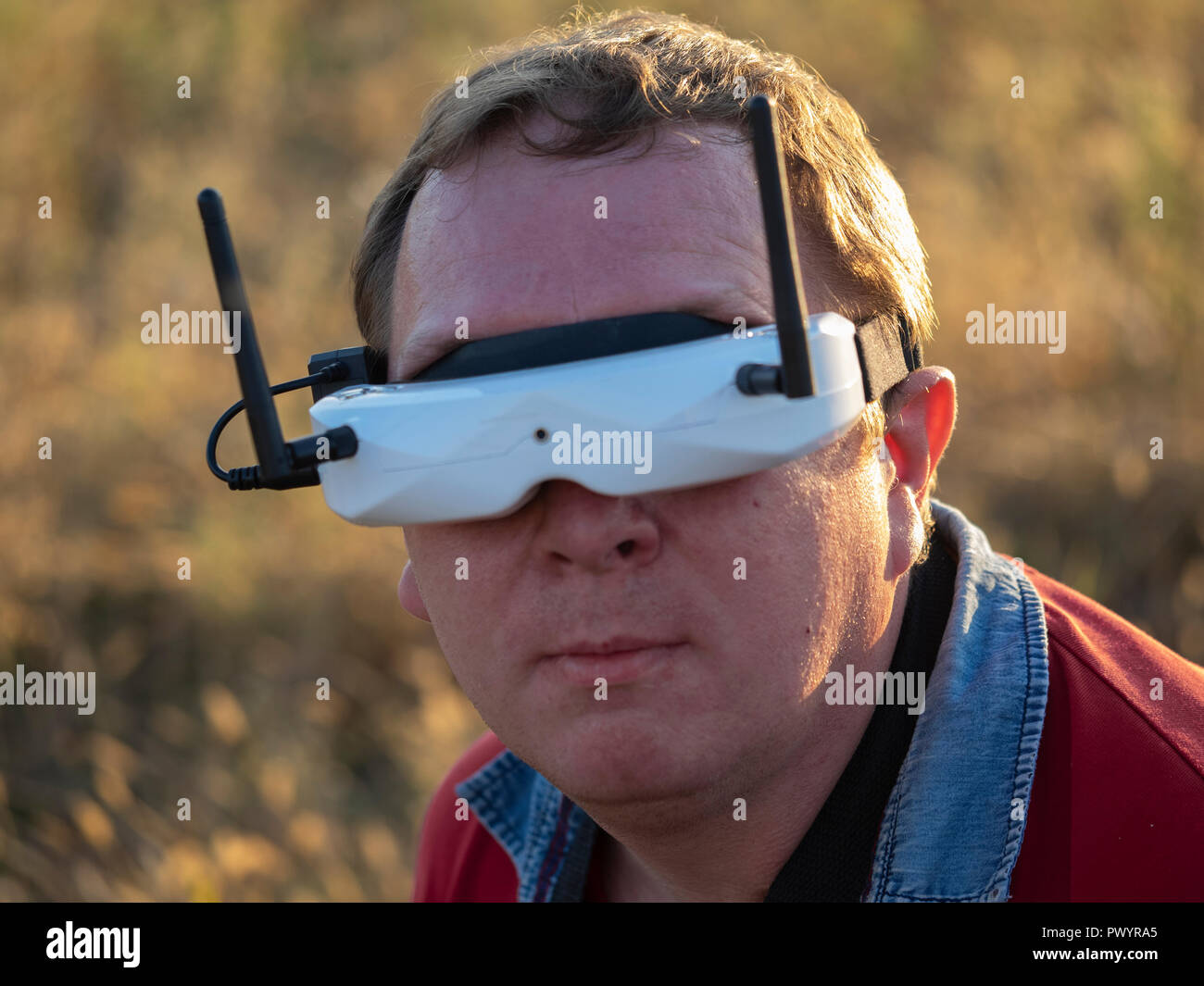 Drone Pilot das erste Mal tragen - Person anzeigen Headset. Junger Mann, der ein Quad-copter mit Video - Schutzbrille Stockfoto