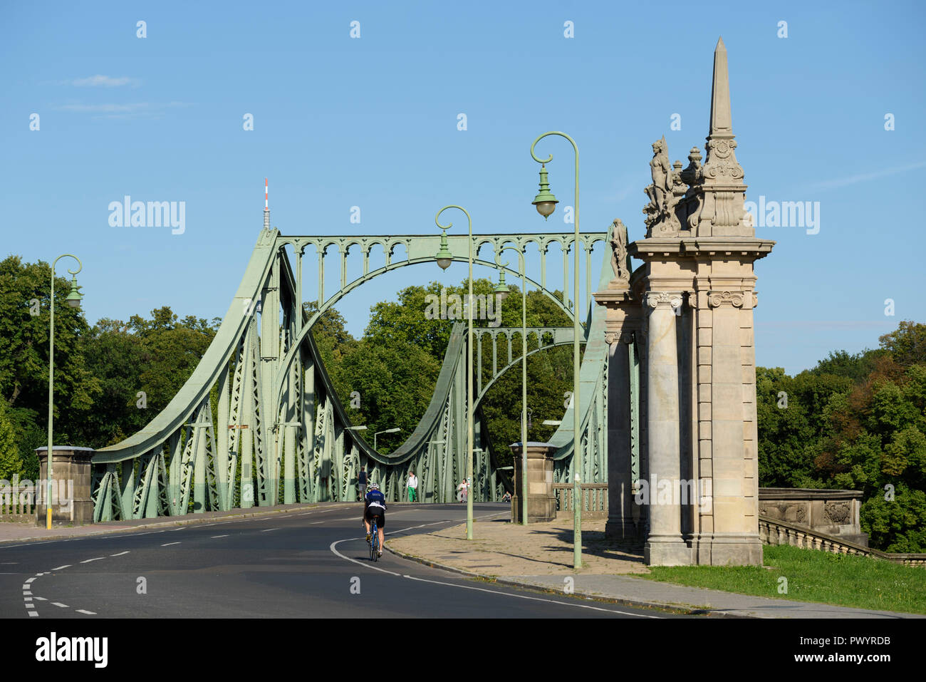 Potsdam. Berlin. Deutschland. Glienicker Brücke (Glienicker Brücke) erstreckt sich über die Havel und verbindet Potsdam und Berlin. Stockfoto