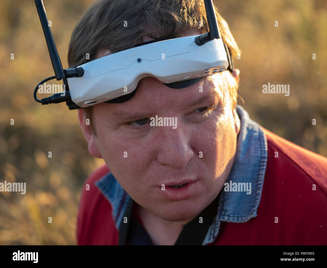 Drone Pilot das erste Mal tragen - Person anzeigen Headset. Junger Mann, der ein Quad-copter mit Video - Schutzbrille Stockfoto