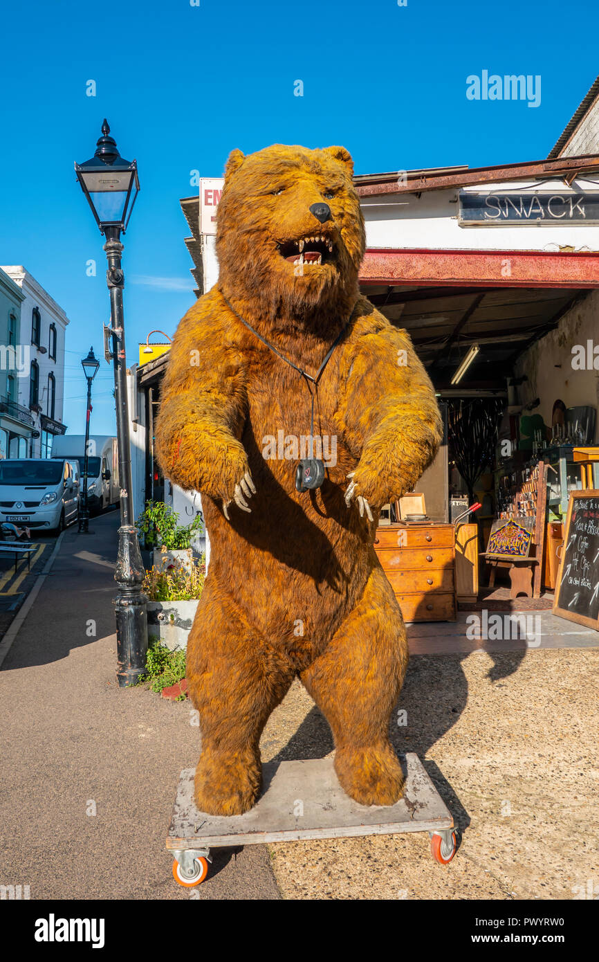 Gefüllte, Braunbär, Margate, Retro, Fort Road Yard, Margate, Thanet, Kent, England Stockfoto