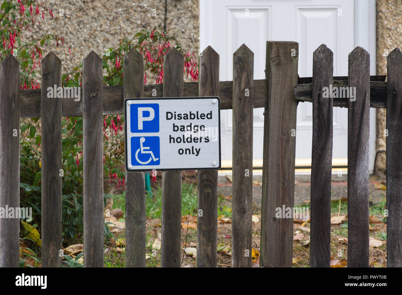 Behinderte Behindertenausweis nur Zeichen auf einem Zaun außerhalb eines Hauses in Hampshire, Großbritannien. Behinderte Parkplatz Schilder. Stockfoto