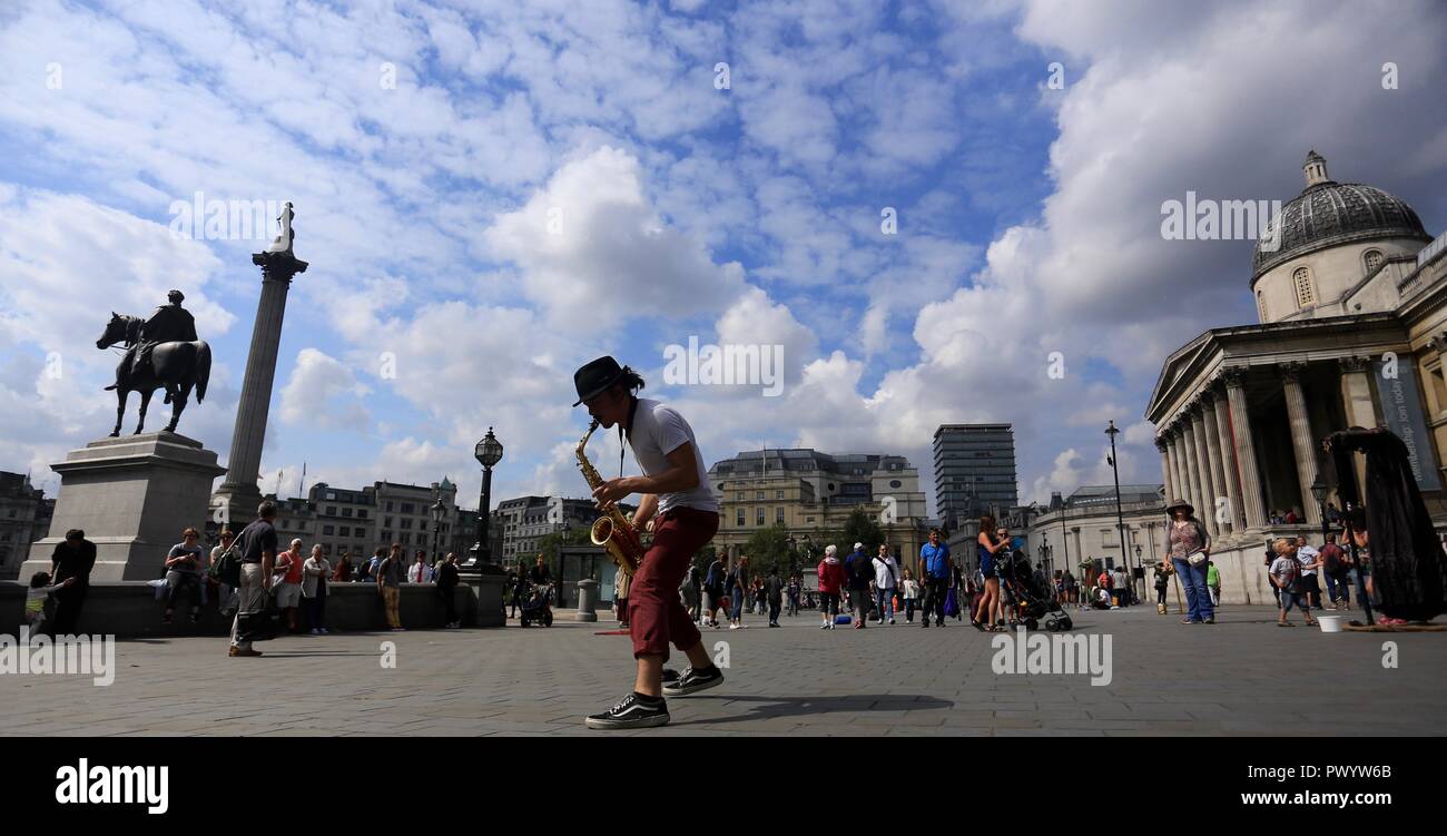 Jazz Busker Saxophon spielen vor der National Gallery, dem Trafalgar Square, London. Stockfoto