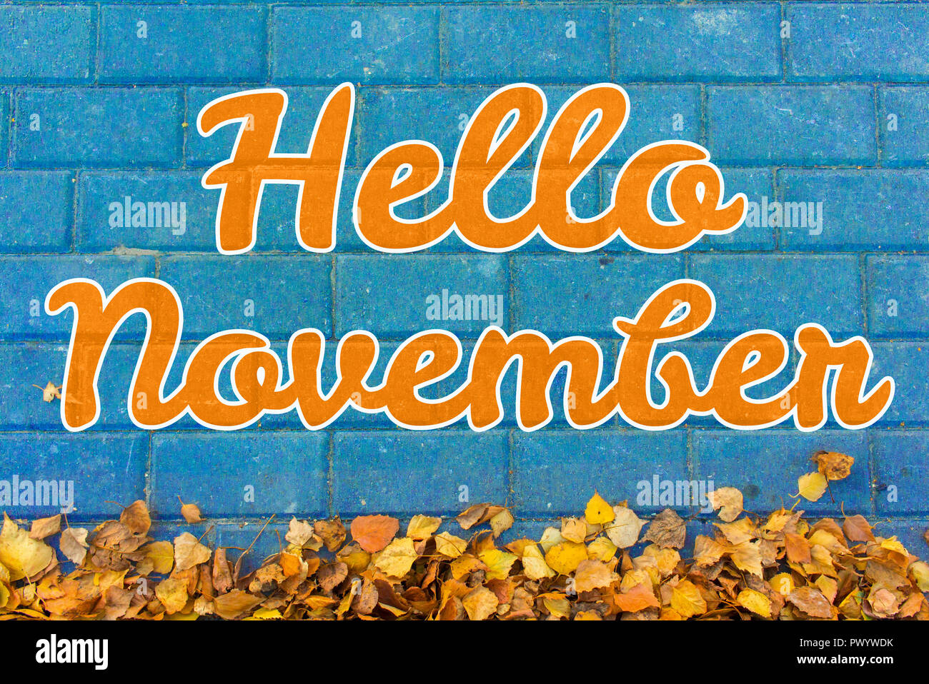 Hallo November. Herbst Konzept. Gelbe Blätter auf blauem Stein Steine Top View Stockfoto