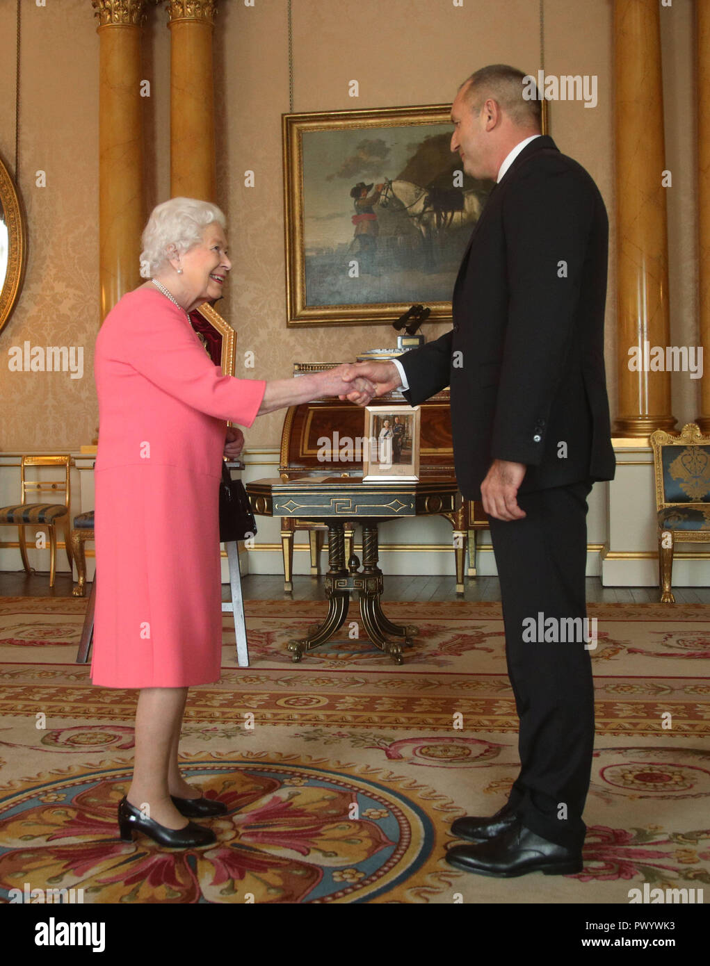 Königin Elizabeth II. trifft den Präsidenten der Republik Bulgarien Pansen Radev während einer Privataudienz am Buckingham Palace, London. Stockfoto