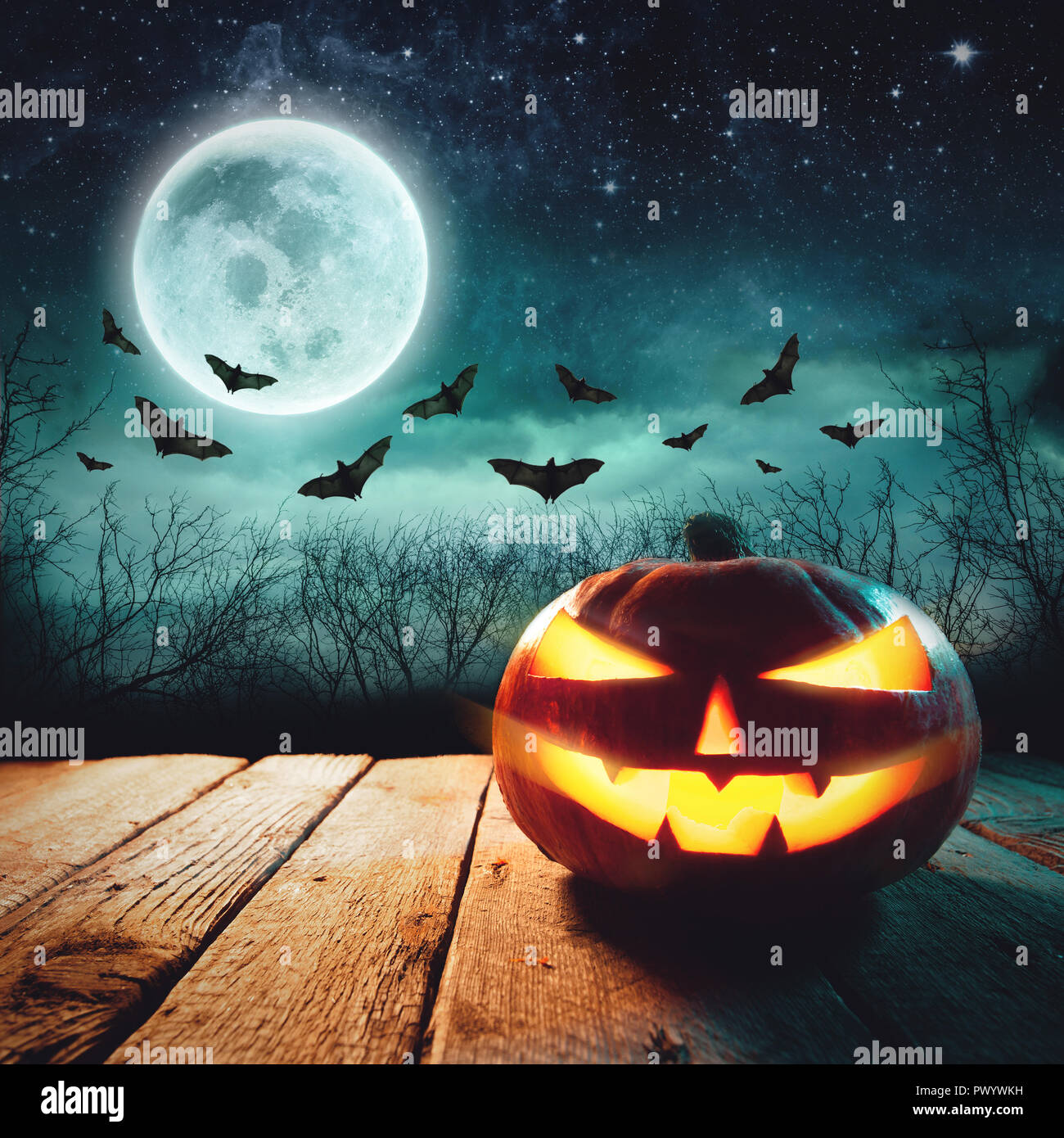 Halloween-Szene - Jack Laternen leuchten bei Mondschein in den gruseligen Nacht Stockfoto