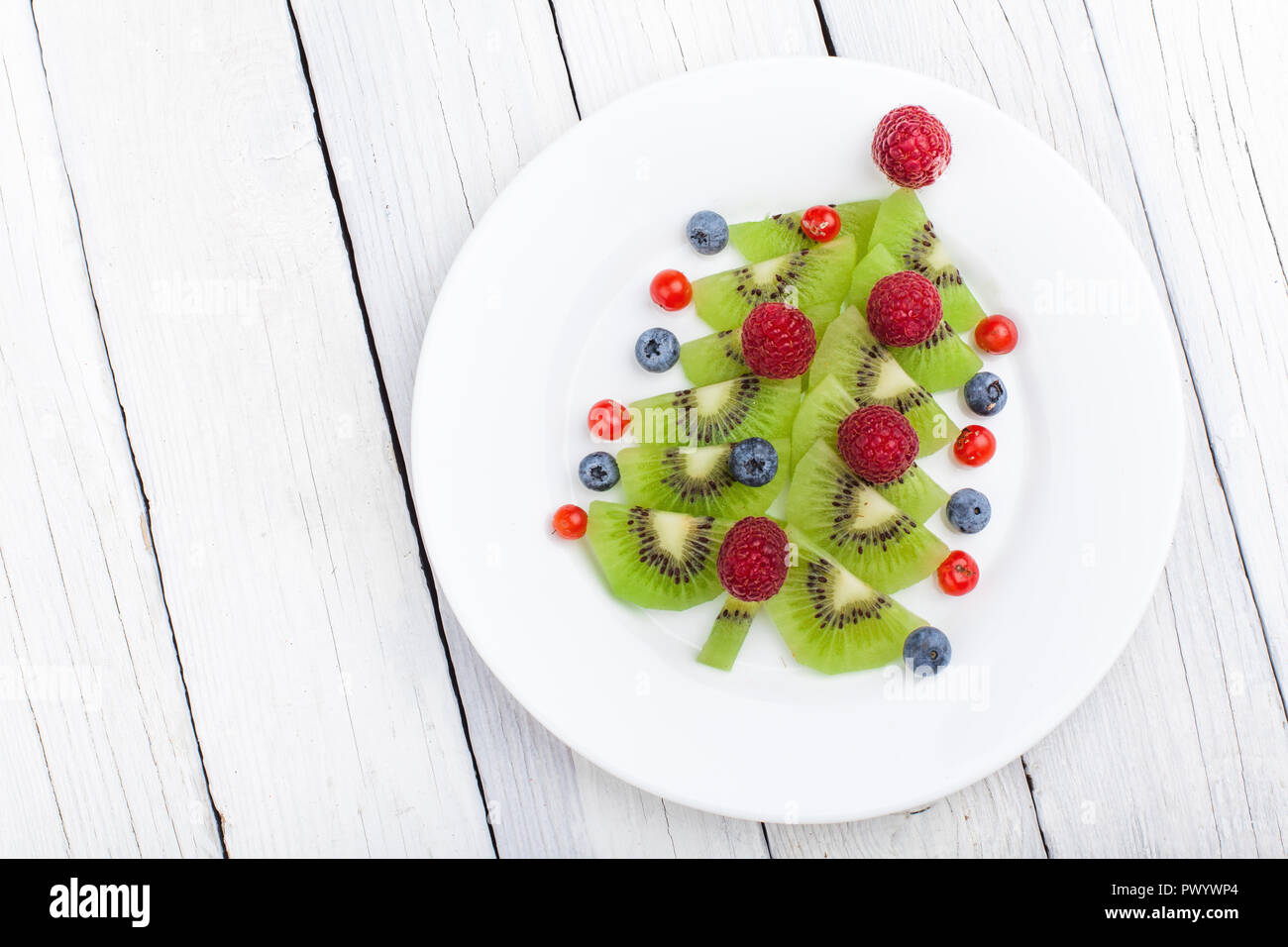 Kiwi Weihnachtsbaum - Spaß essen Idee für Kinder Partei oder Frühstück Stockfoto