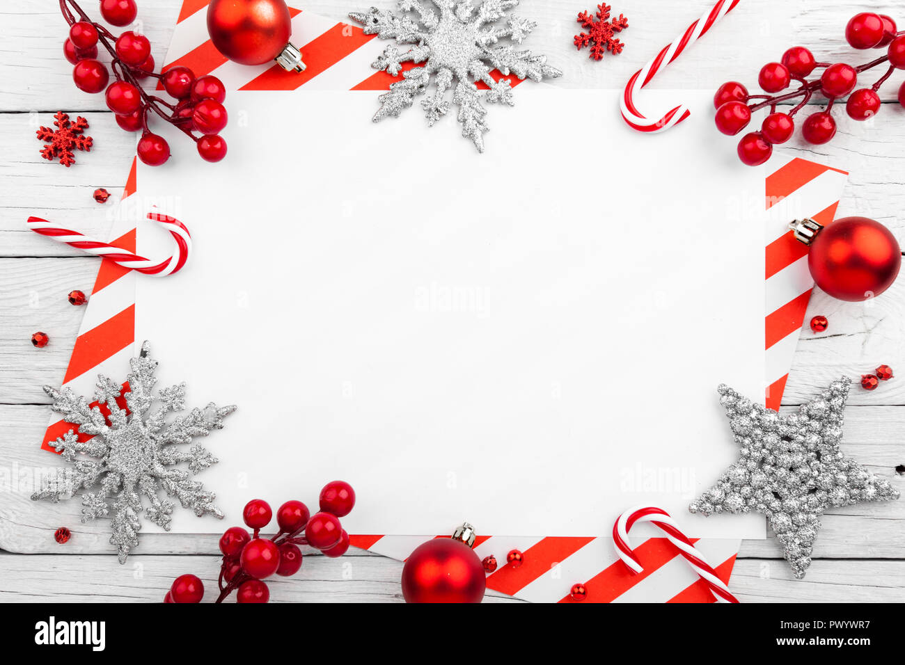 Red christmas frame mit Sternen, Schneeflocken und Süßigkeiten Stockfoto