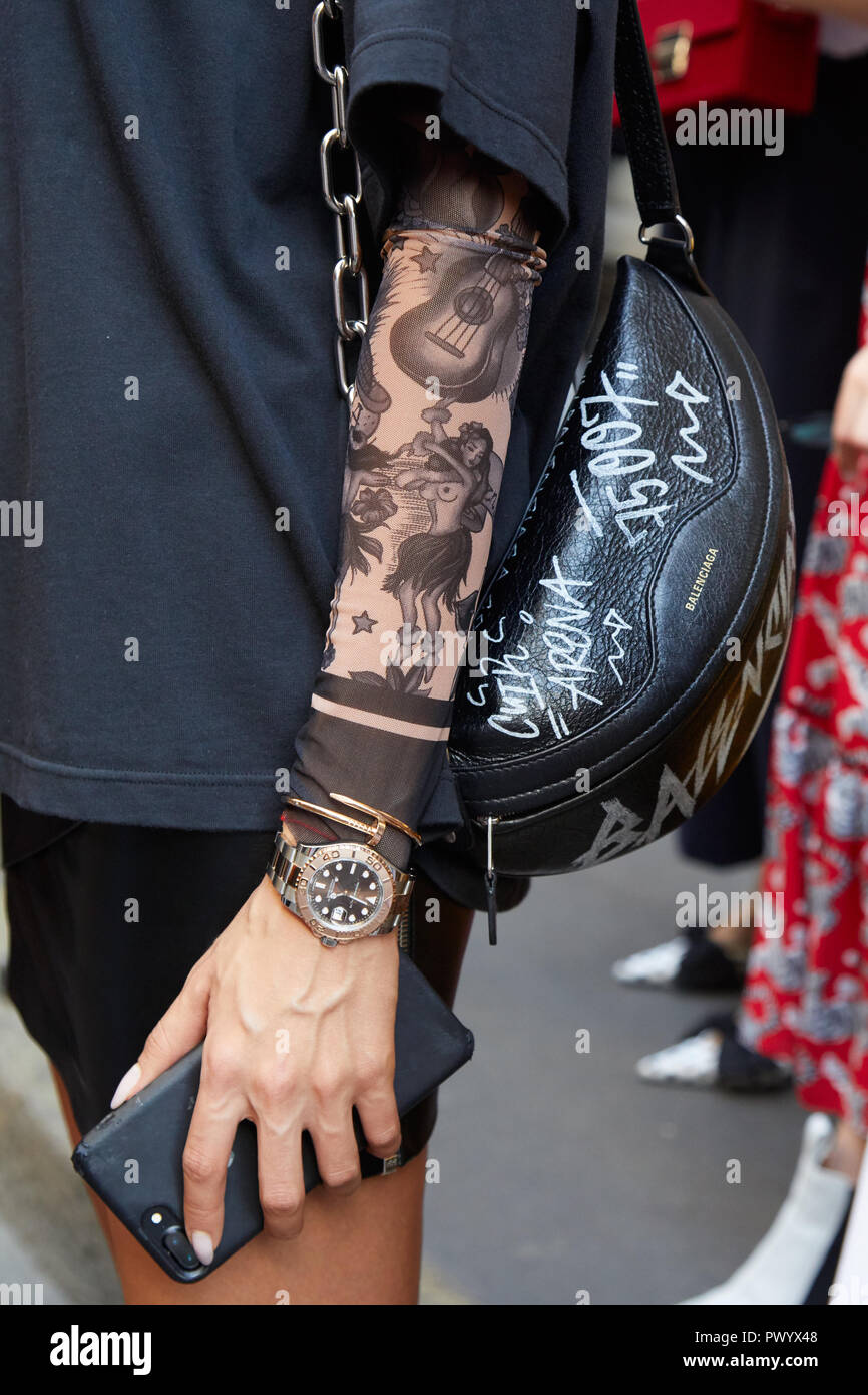 Mailand, Italien - 21 SEPTEMBER 2018: Frau mit Rolex Yacht Master Watch und schwarzem Leder Balenciaga Tasche vor dem Eisberg fashion show, Milan Mode W Stockfoto