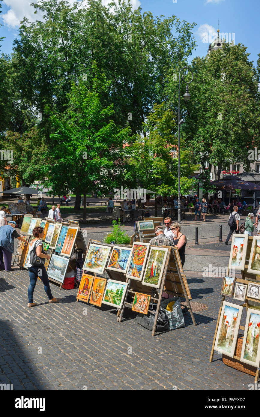 Gemälde Verkauf Straße, Menschen in Vilnius Altstadt Blick auf eine Anzeige der lokalen Künstler zum Verkauf, Litauen. Stockfoto