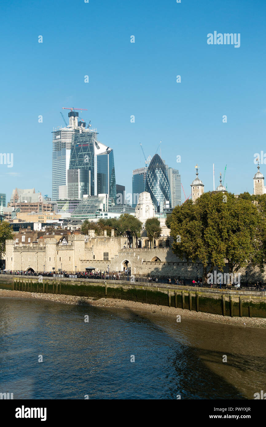 Der Tower von London auf der Themse mit der Gurke und Käse Reibe Wolkenkratzer in der City von London England United Kingdom UK Stockfoto