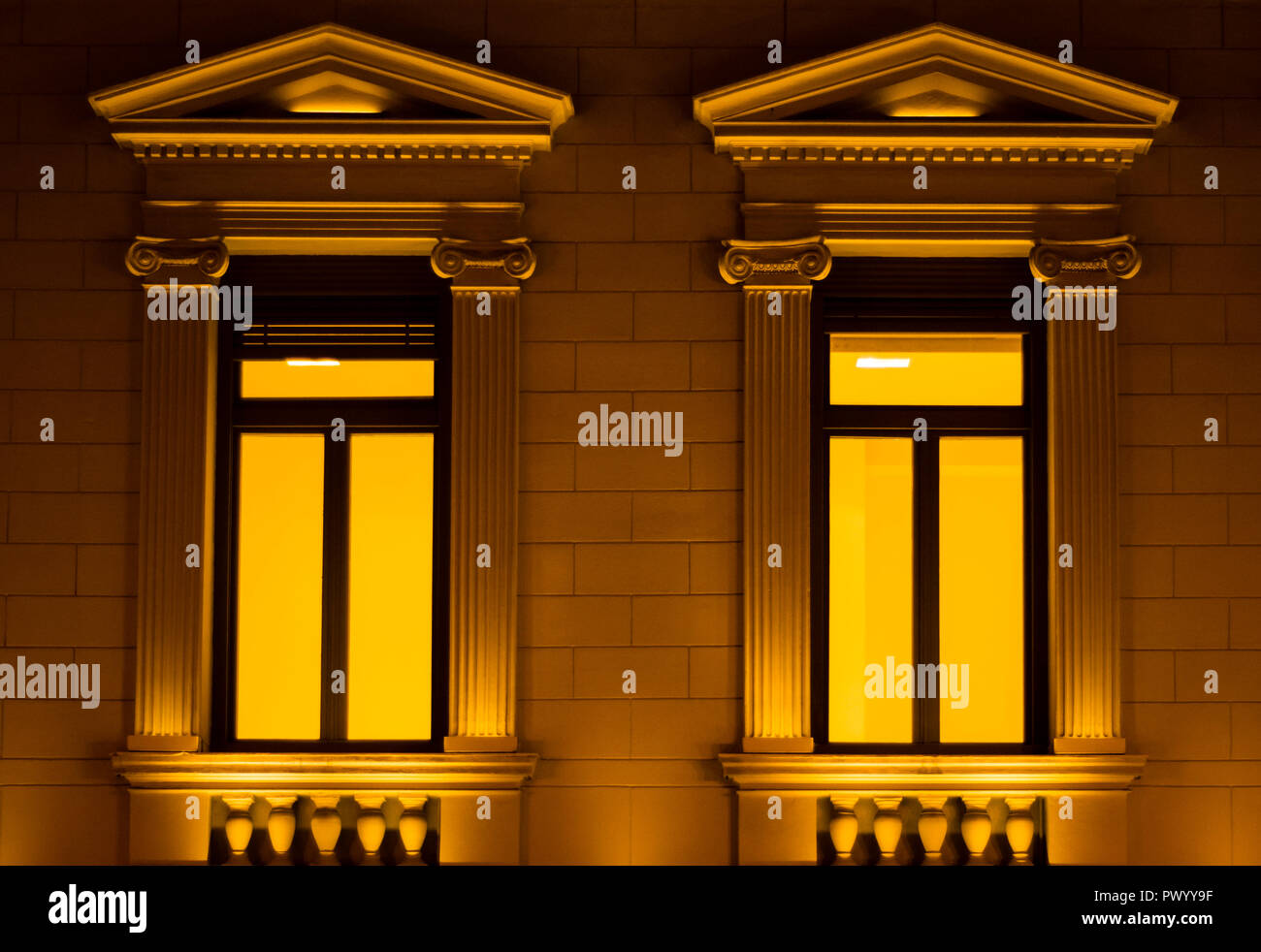 Windows in der Stadt, Urban Exploration, Schönheit der Architekturfotografie in Athen Griechenland, Linien Symmetrie und Architektur, Athen, Griechenland Stockfoto