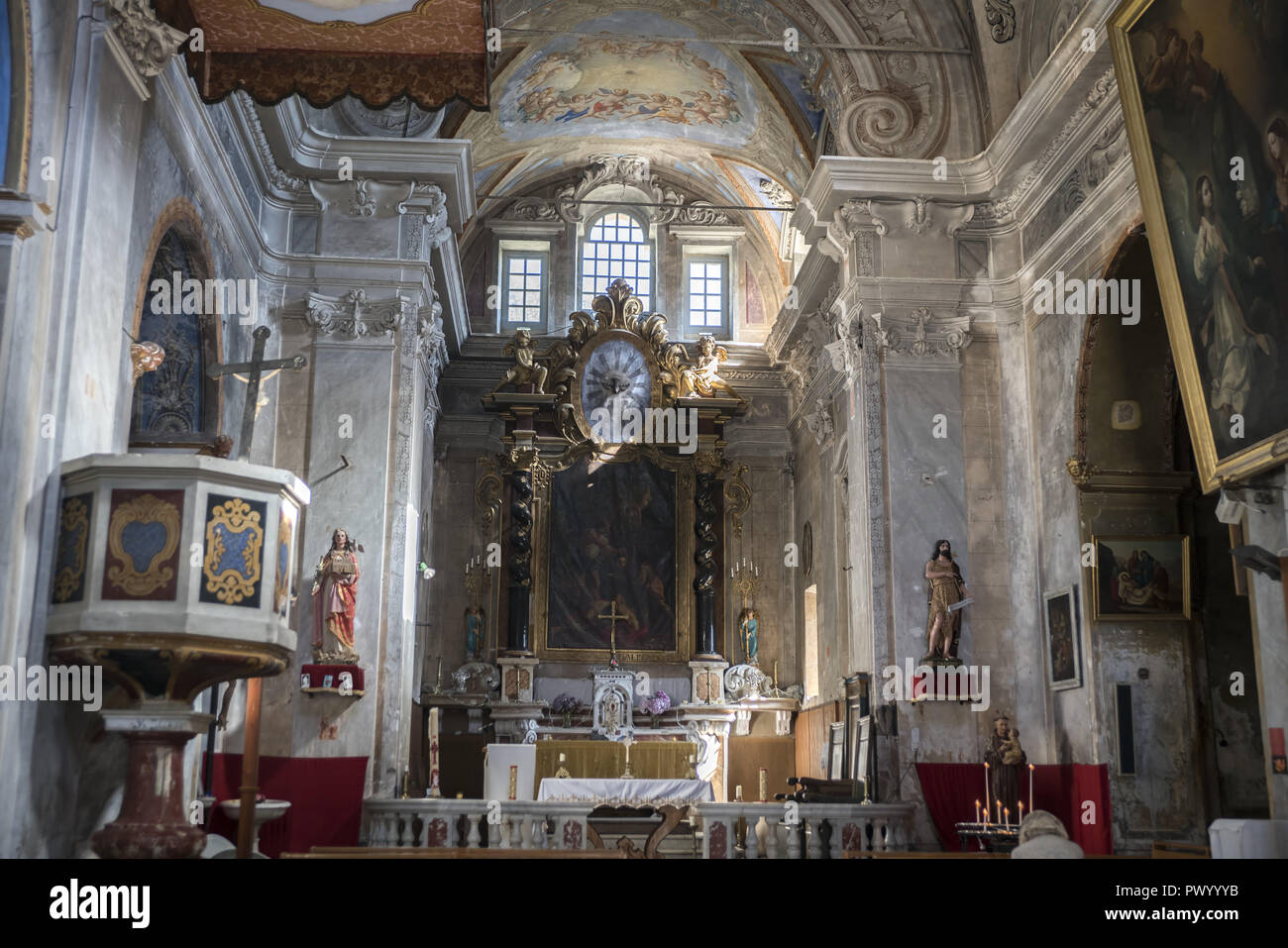 Innenraum der Kirche St. Johannes der Täufer in La Porta. Wnętrze kościoła Św. Jana Chrzciciela w La Porta. Stockfoto