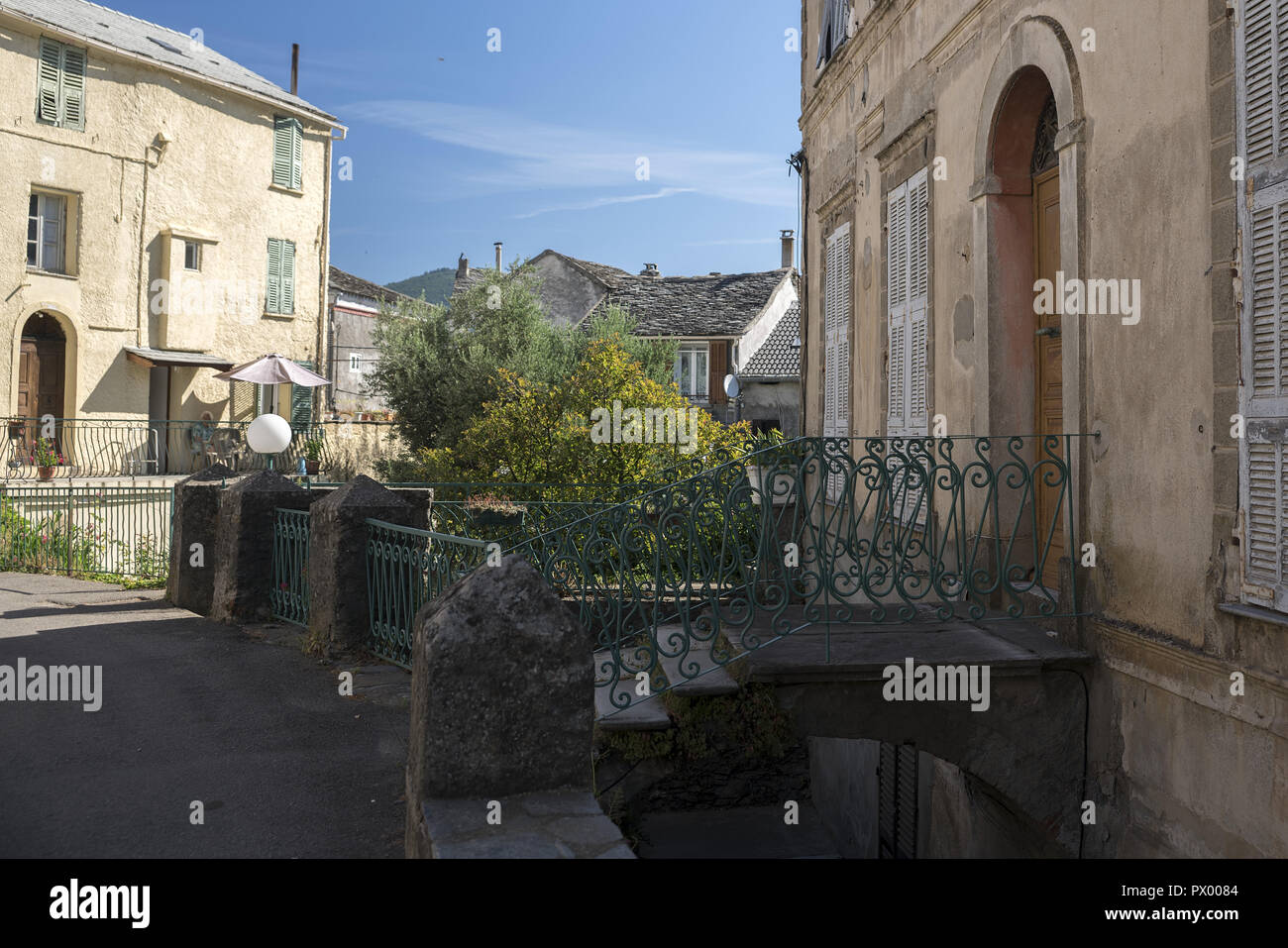 Häuser, Gebäude auf der Hauptstraße in La Porta. Domy, budynki Przy głównej ulicy w La Porta. Stockfoto