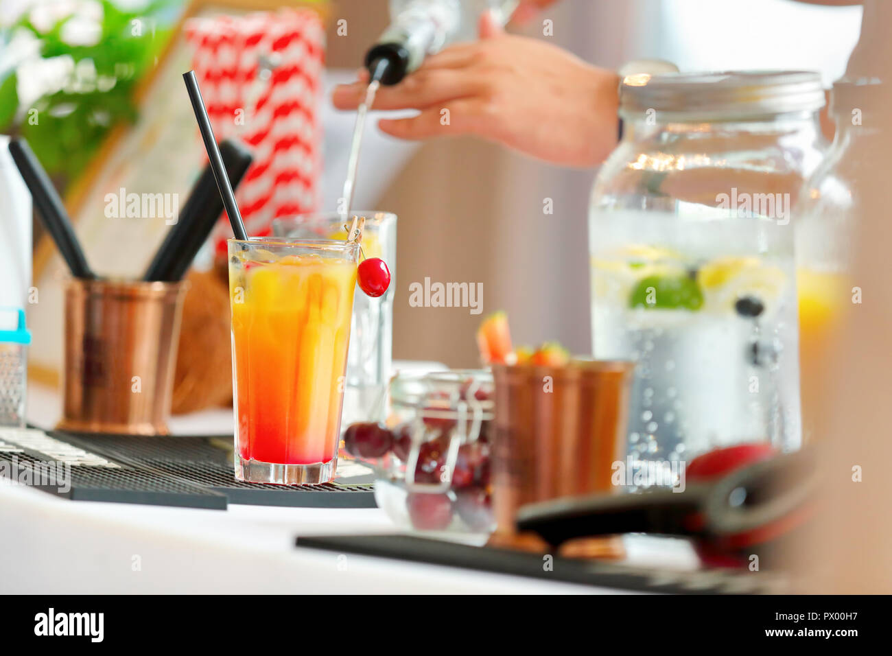 Experte Barkeeper Cocktail auf der Veranstaltung oder Hochzeitsfeier Stockfoto