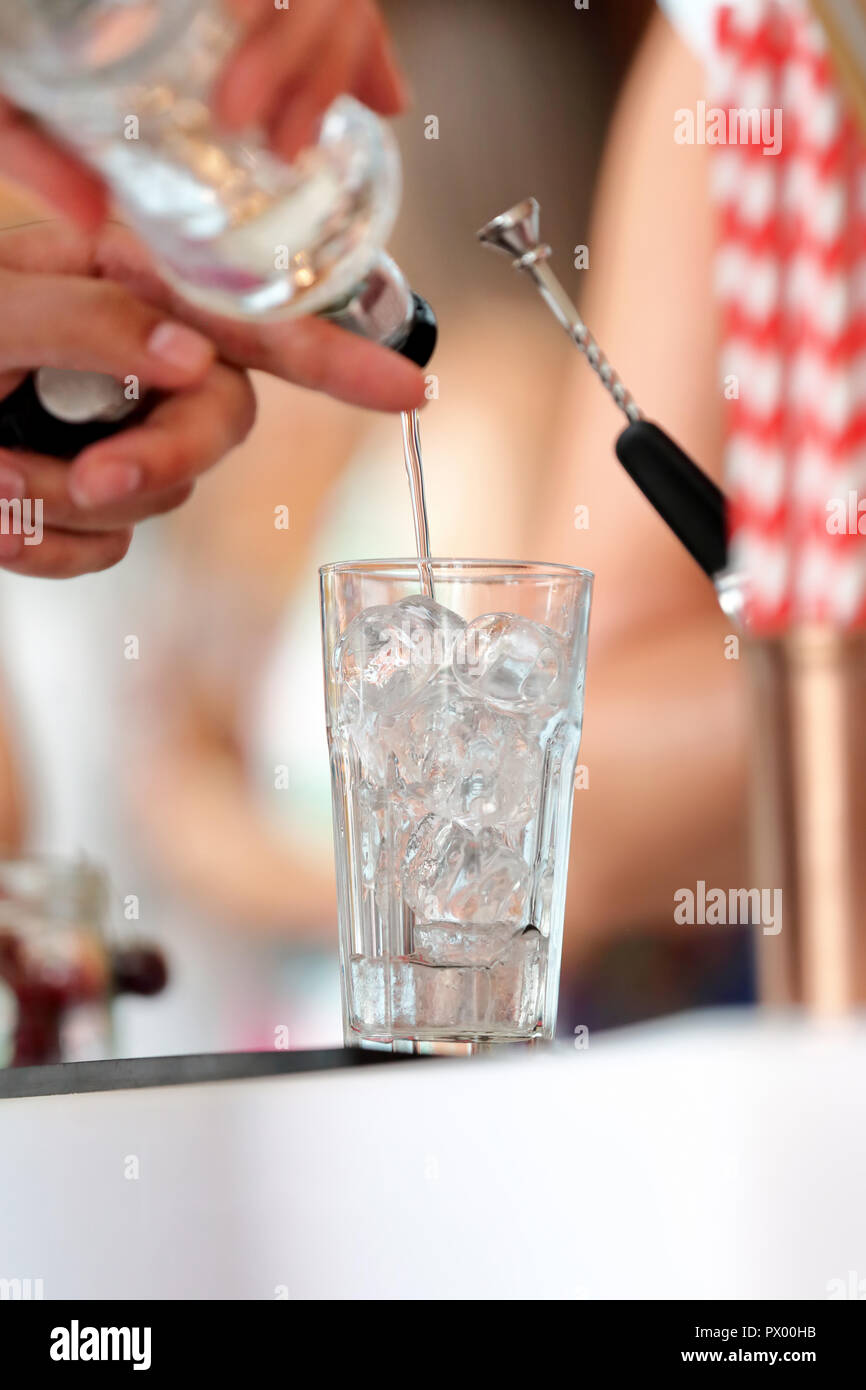 Experte Barkeeper Cocktail auf der Veranstaltung oder Hochzeitsfeier Stockfoto
