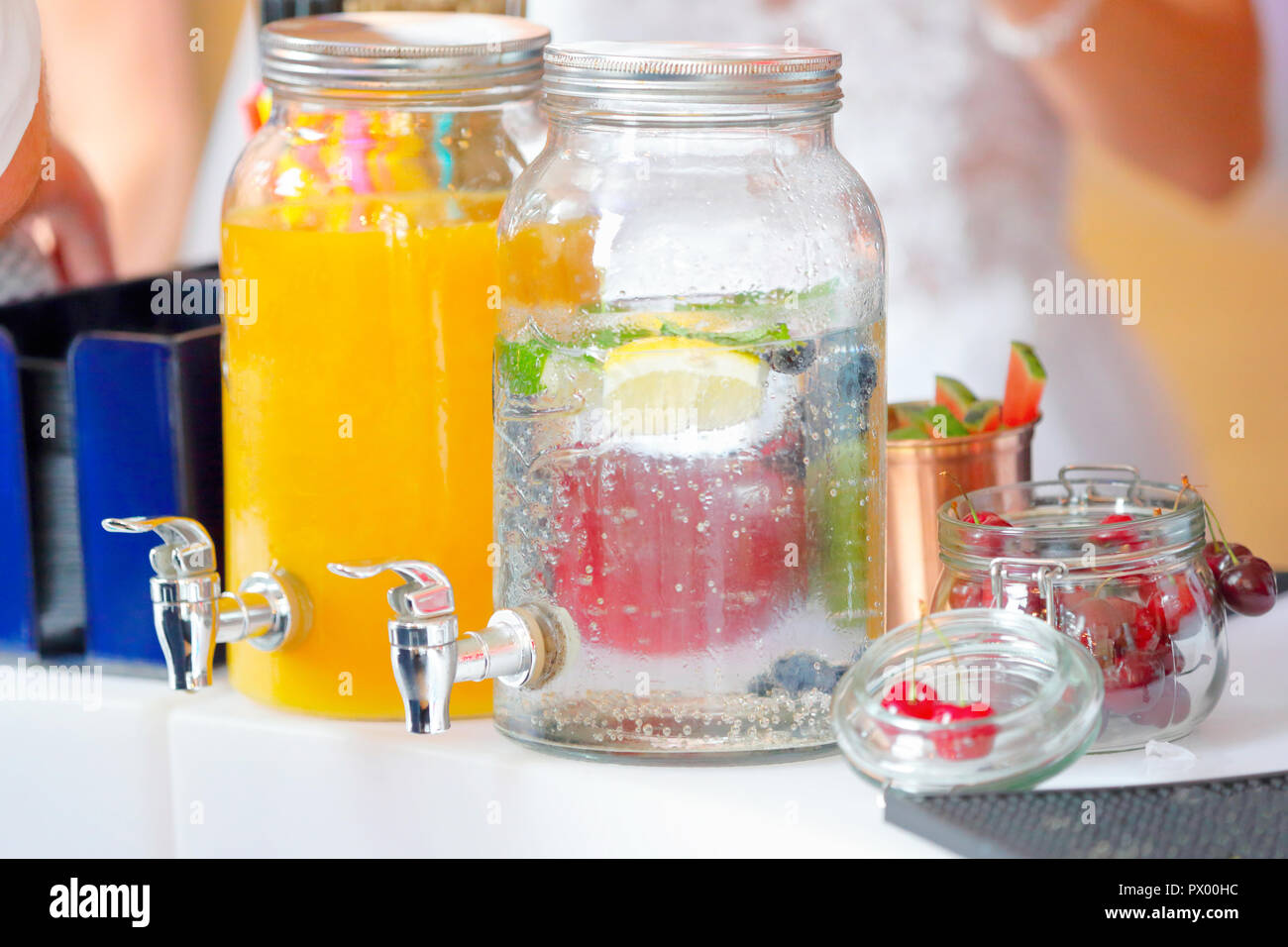 Experte Barkeeper Cocktail auf der Veranstaltung oder Hochzeitsfeier Stockfoto