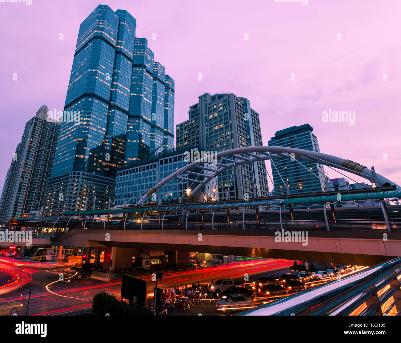 Stadtbild Blick auf Bangkok Traffic und Wolkenkratzer bei Sonnenuntergang, Thailand Stockfoto