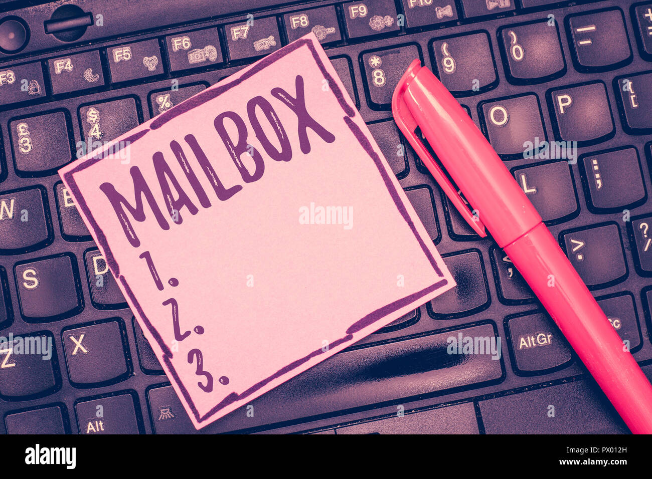 Wort Schreiben Text Mailbox Business Konzept Fur Kasten Auf Post Wo Mail Computer Datei Fur E Mails Ist Montiert Stockfotografie Alamy