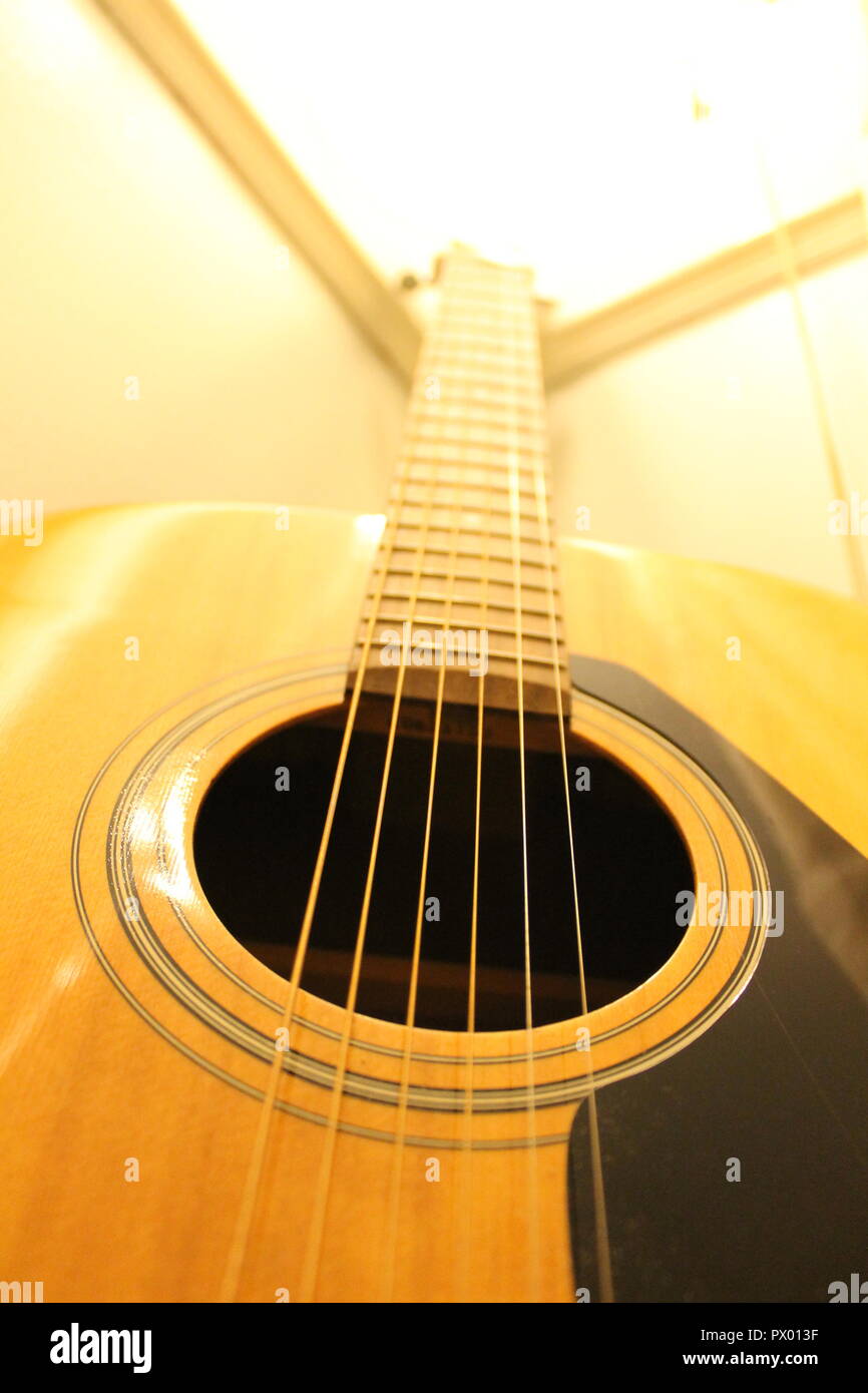 Ungeschnittenes Saiten Akustikgitarre Nahaufnahme Stockfoto