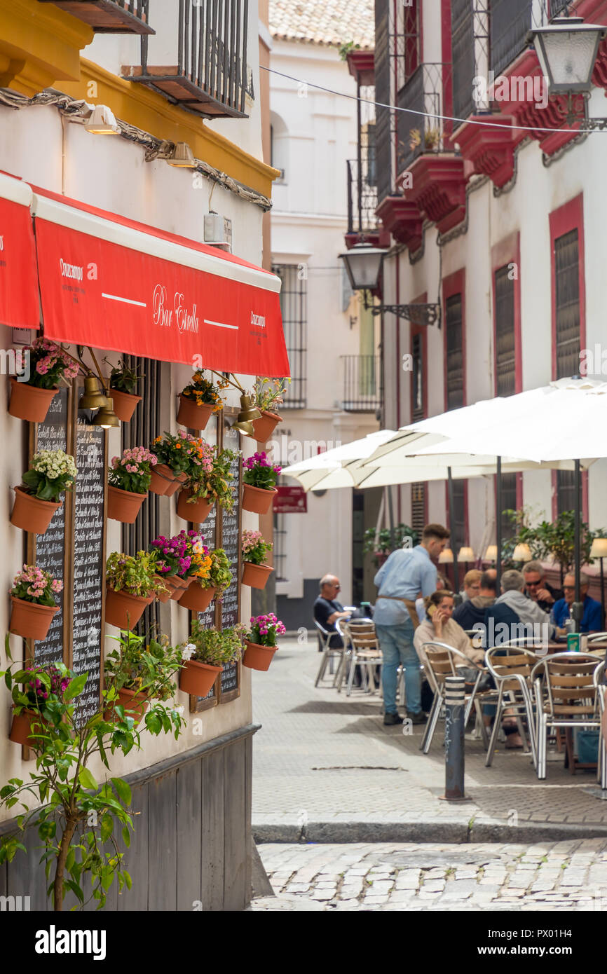 Kleines Restaurant in einer engen Straße im Stadtteil Santa Cruz, Sevilla, Andalusien, Spanien, Europa Stockfoto