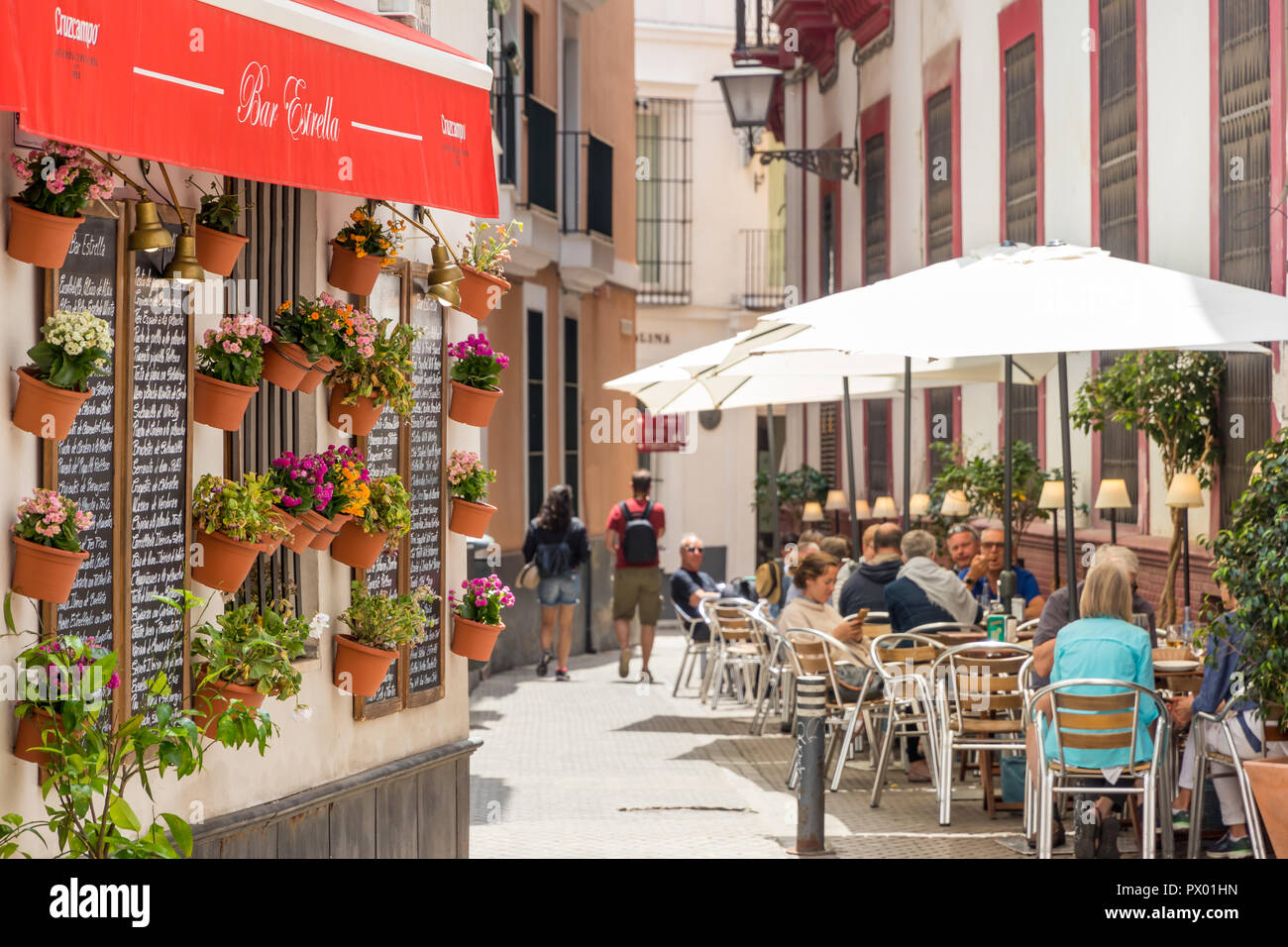 Kleines Restaurant in einer engen Straße im Stadtteil Santa Cruz, Sevilla, Andalusien, Spanien, Europa Stockfoto