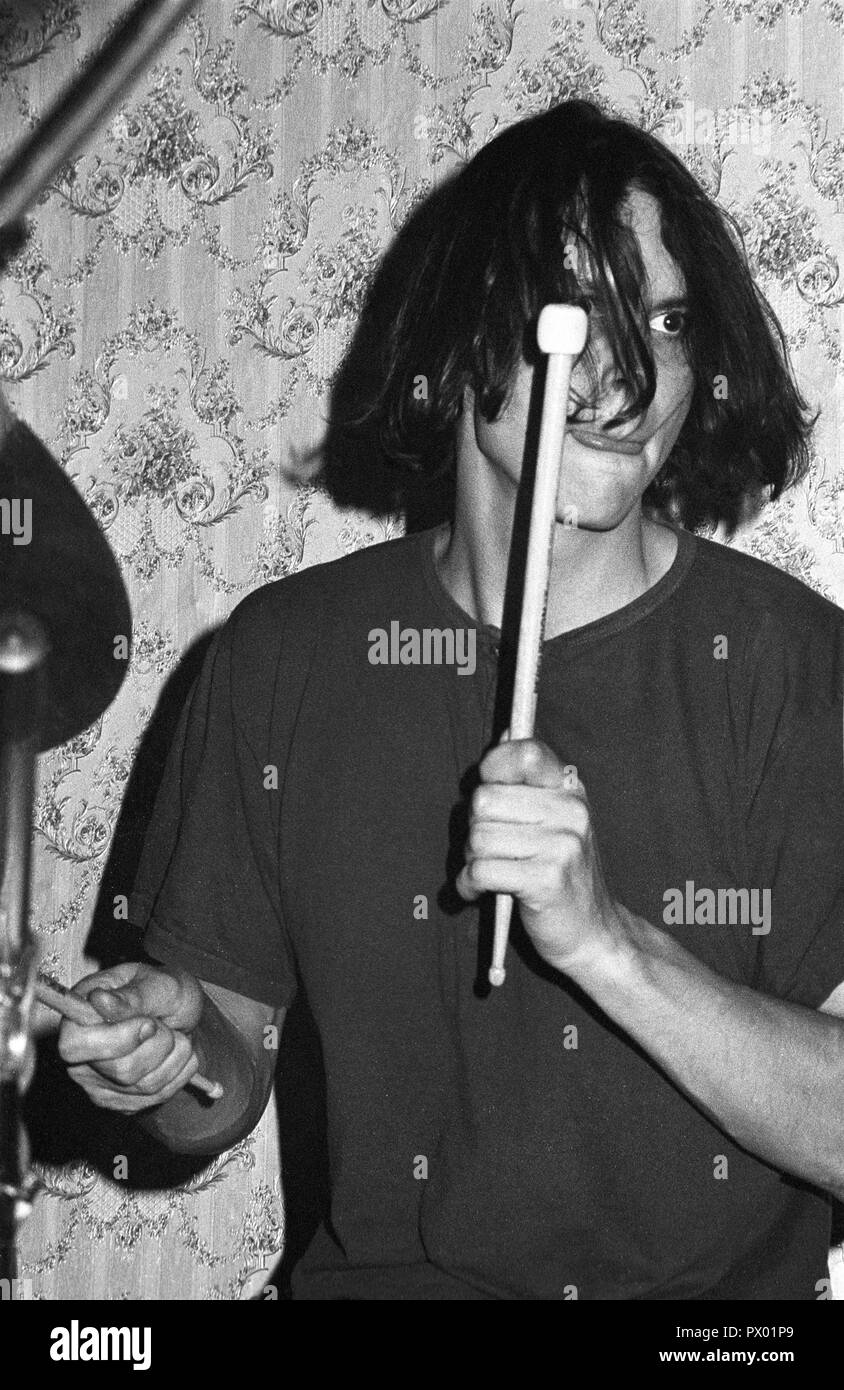 Spriritualized Schlagzeuger Jonny Mattock auf der Bühne Esquires, Bedford, 10. Oktober 1990. Stockfoto