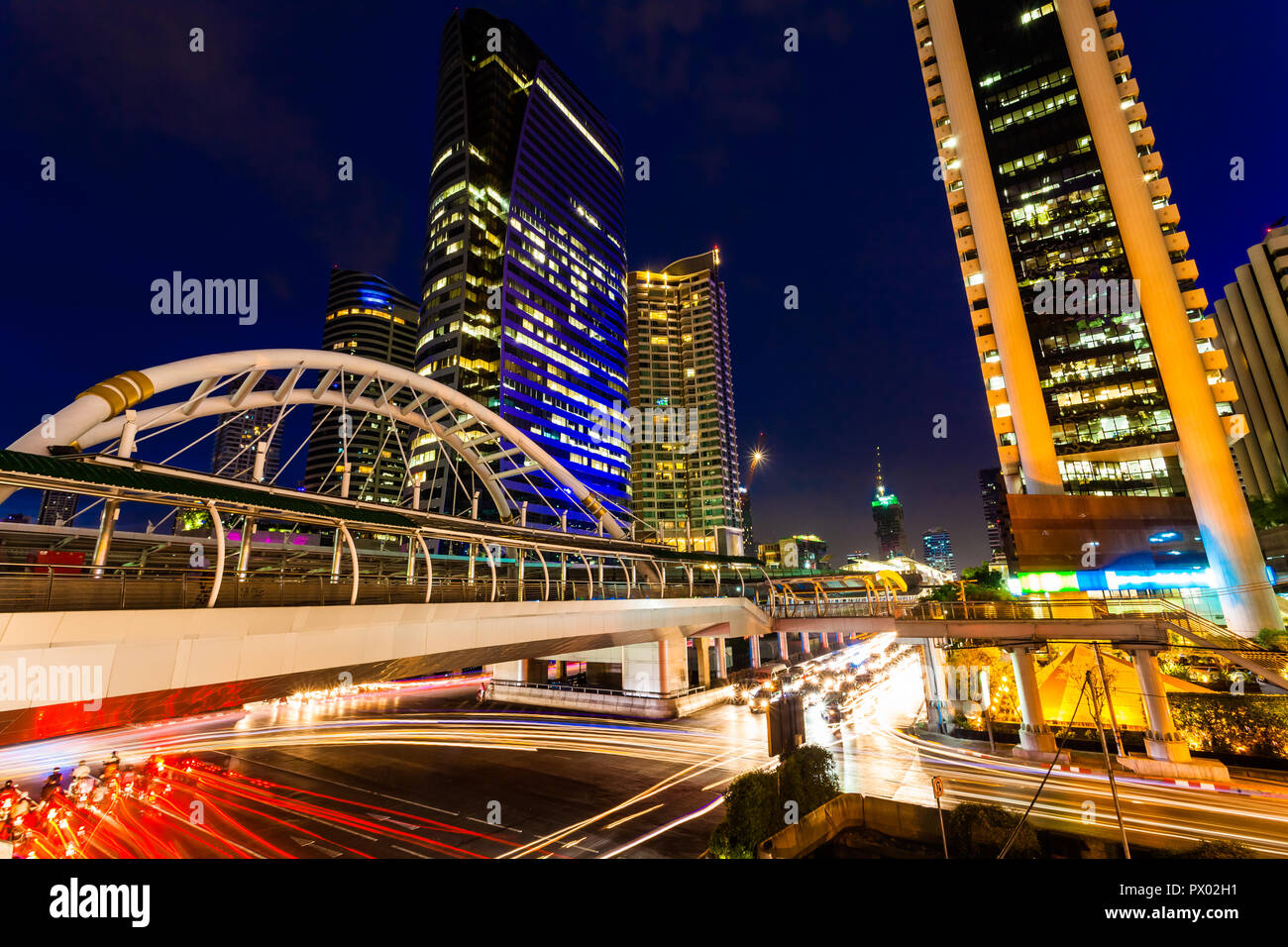 Stadtbild Blick auf Bangkok Traffic und Wolkenkratzer bei Sonnenuntergang, Thailand Stockfoto