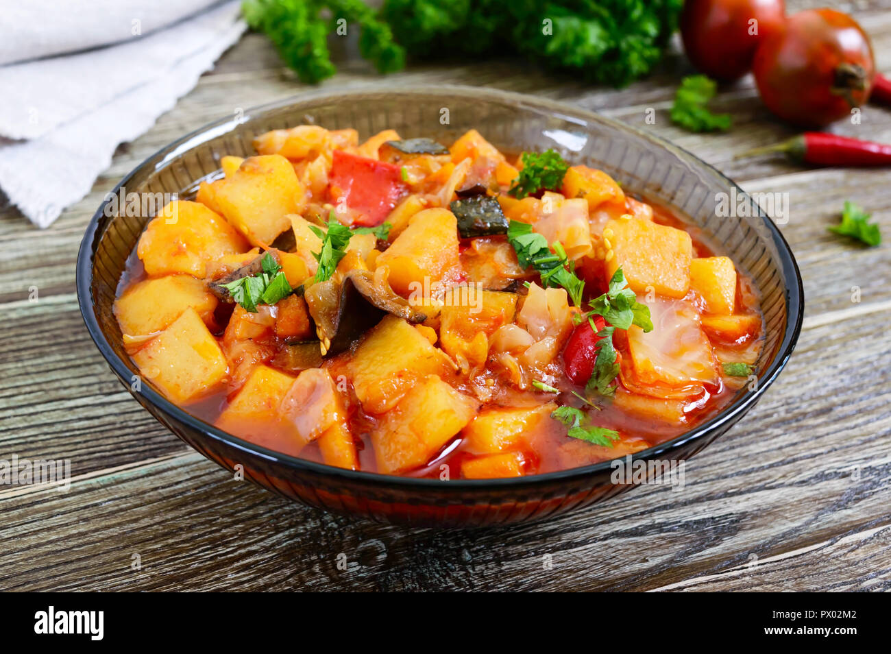 Gemüse Eintopf in einer Glasschale. Ein beliebtes Gericht aus vielen Ländern der Welt. Vegetarisches Menü Stockfoto