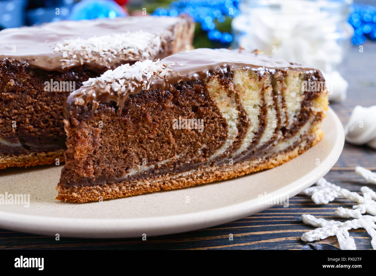 Ein Stück leckeren Kuchen mit zwei Farben Schokolade und Kokos Chips. Festliche Kuchen. Stockfoto