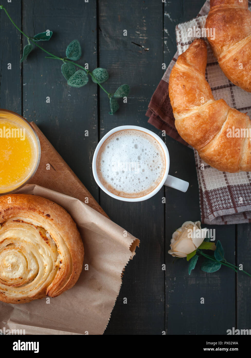 Kontinentales Frühstück auf dunklem Hintergrund, Ansicht von oben Stockfoto