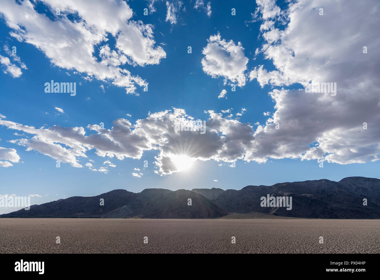 Am späten Nachmittag Wolken im Soda trockenen See an der Mojave National Preserve in der Nähe von Bäcker, Kalifornien. Stockfoto