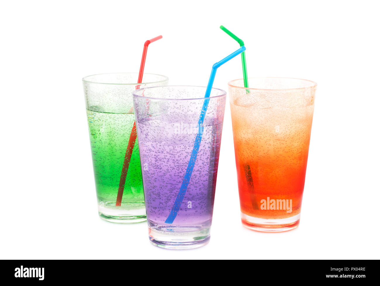 Kunststoff-Gläser mit Wasser, Eiswürfeln und Stroh isoliert auf weißem Hintergrund. Stockfoto