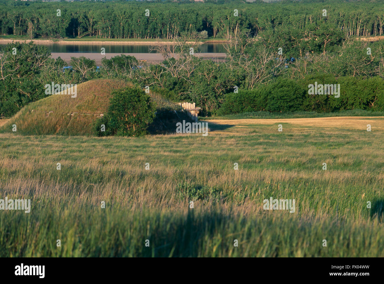 Rekonstruierte Mandan Earth Lodge bei Auf-EIN-Slant Indian Village auf Missouri River, North Dakota. Foto Stockfoto